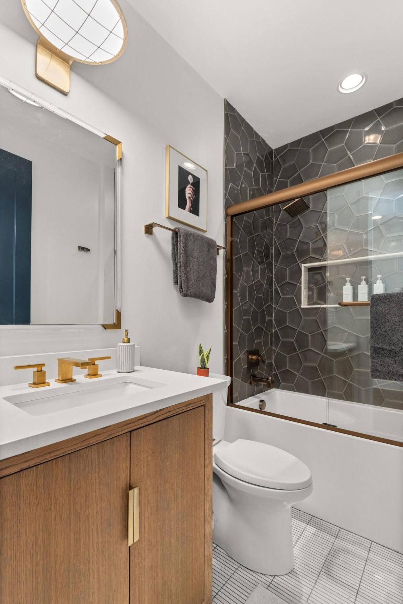 Hill House | Walk To Gulch! Sauna, Hot Tub, Gym! Holiday home *