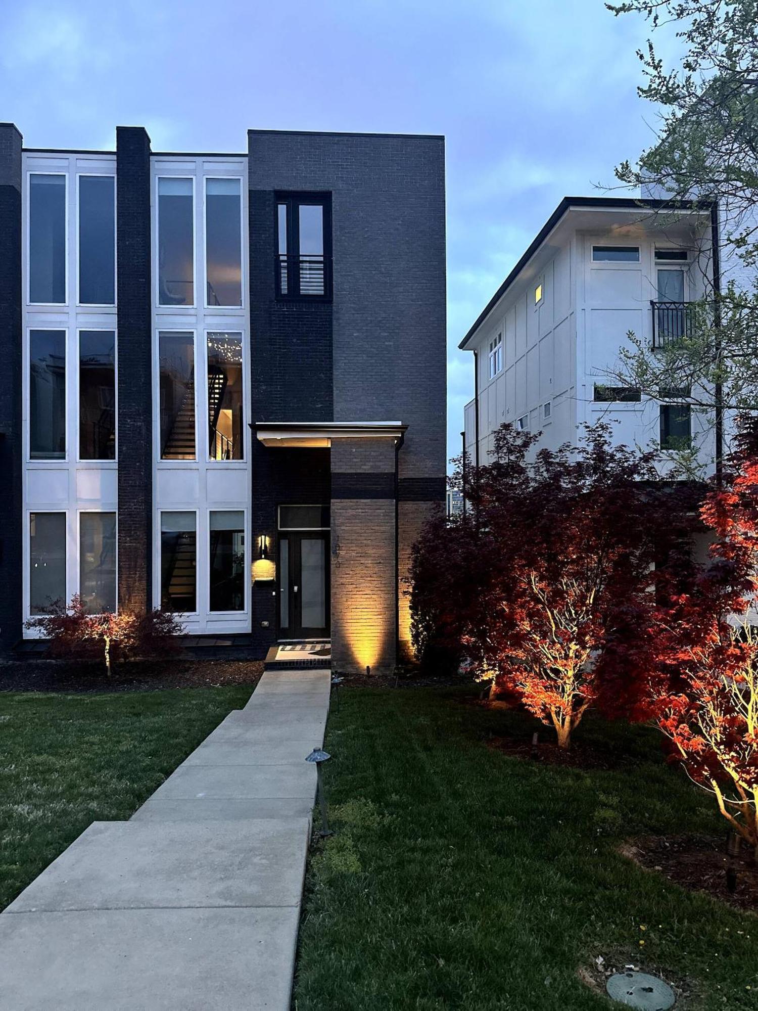 Hill House | Walk To Gulch! Sauna, Hot Tub, Gym! Holiday home Nashville
