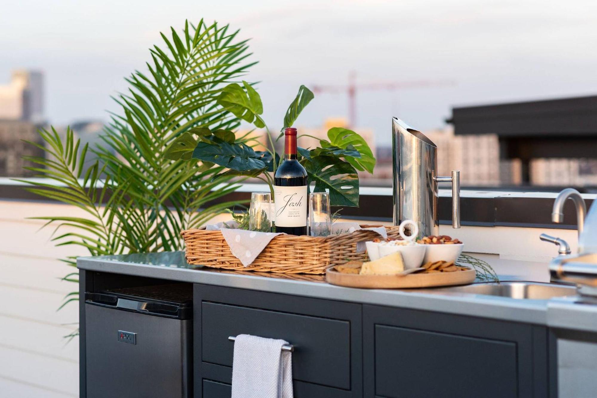 Archer House | Hot Tub Rooftop | Downtown Luxury! Holiday home *