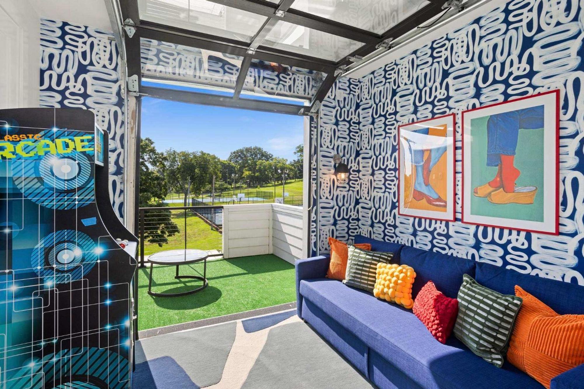 Pop Art Retreat On Legendary 8th - Walk Everywhere Holiday home