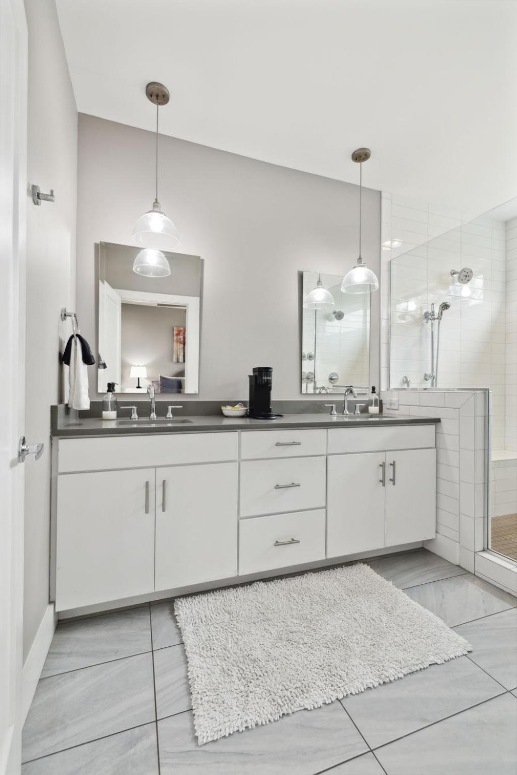 2mi Downtown Hot Tub Balcony 4 King Beds Holiday home *