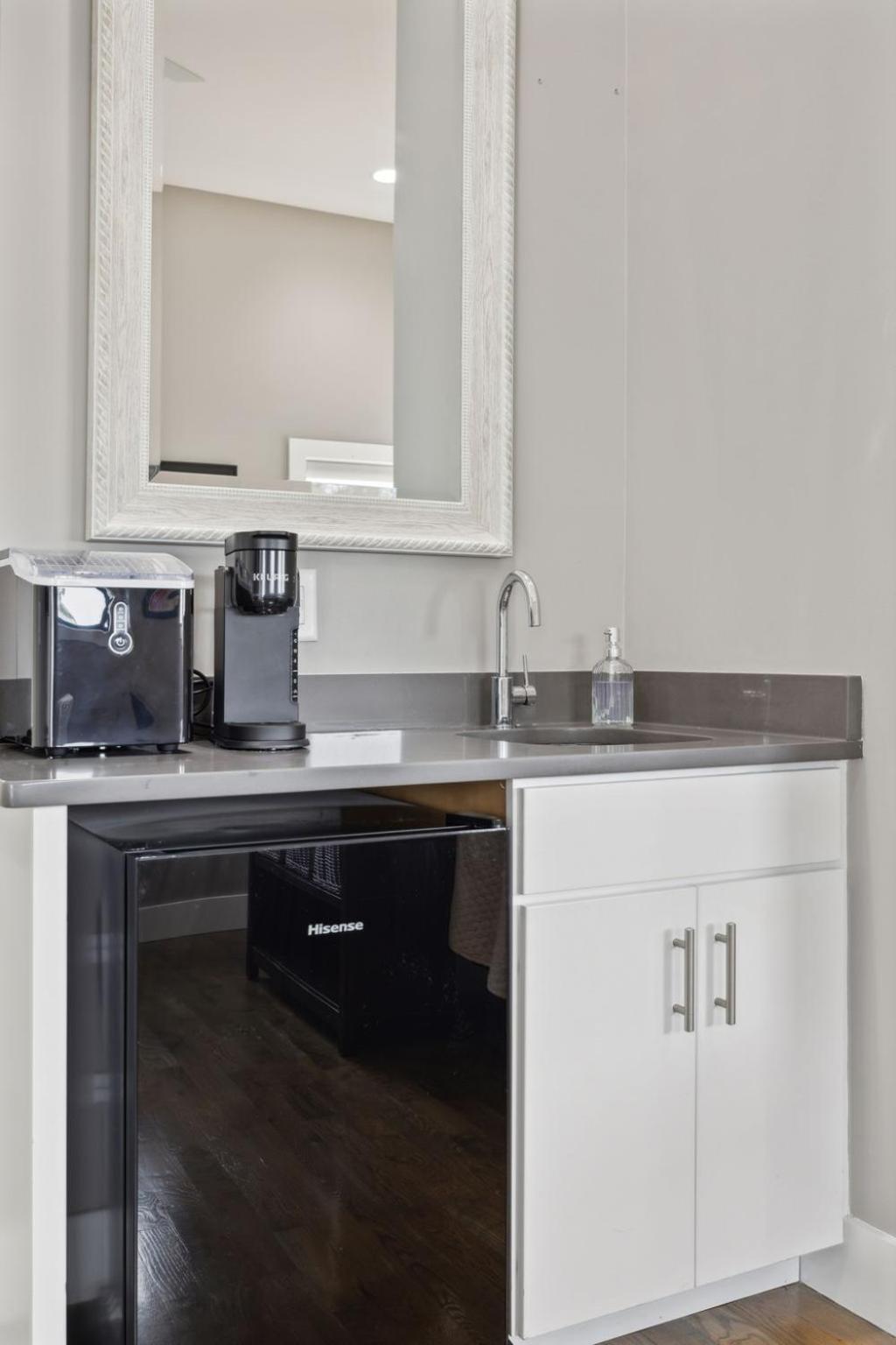 Holiday home 2mi Downtown Hot Tub Balcony 4 King Beds *