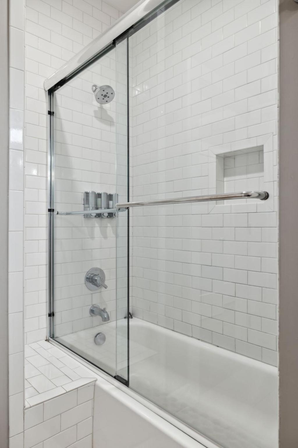 2mi Downtown Hot Tub Balcony 4 King Beds * Nashville