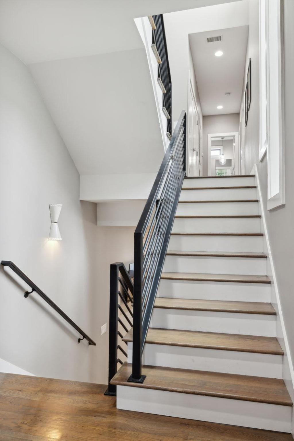 Holiday home 2mi Downtown Hot Tub Balcony 4 King Beds Nashville