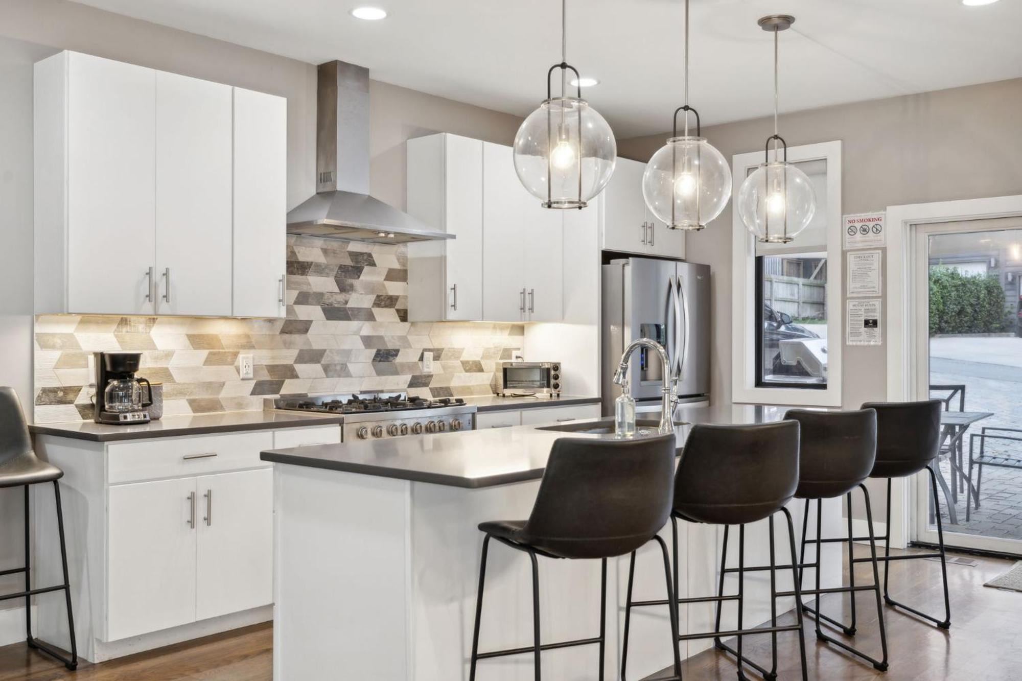 Holiday home 2mi Downtown Hot Tub Balcony 4 King Beds