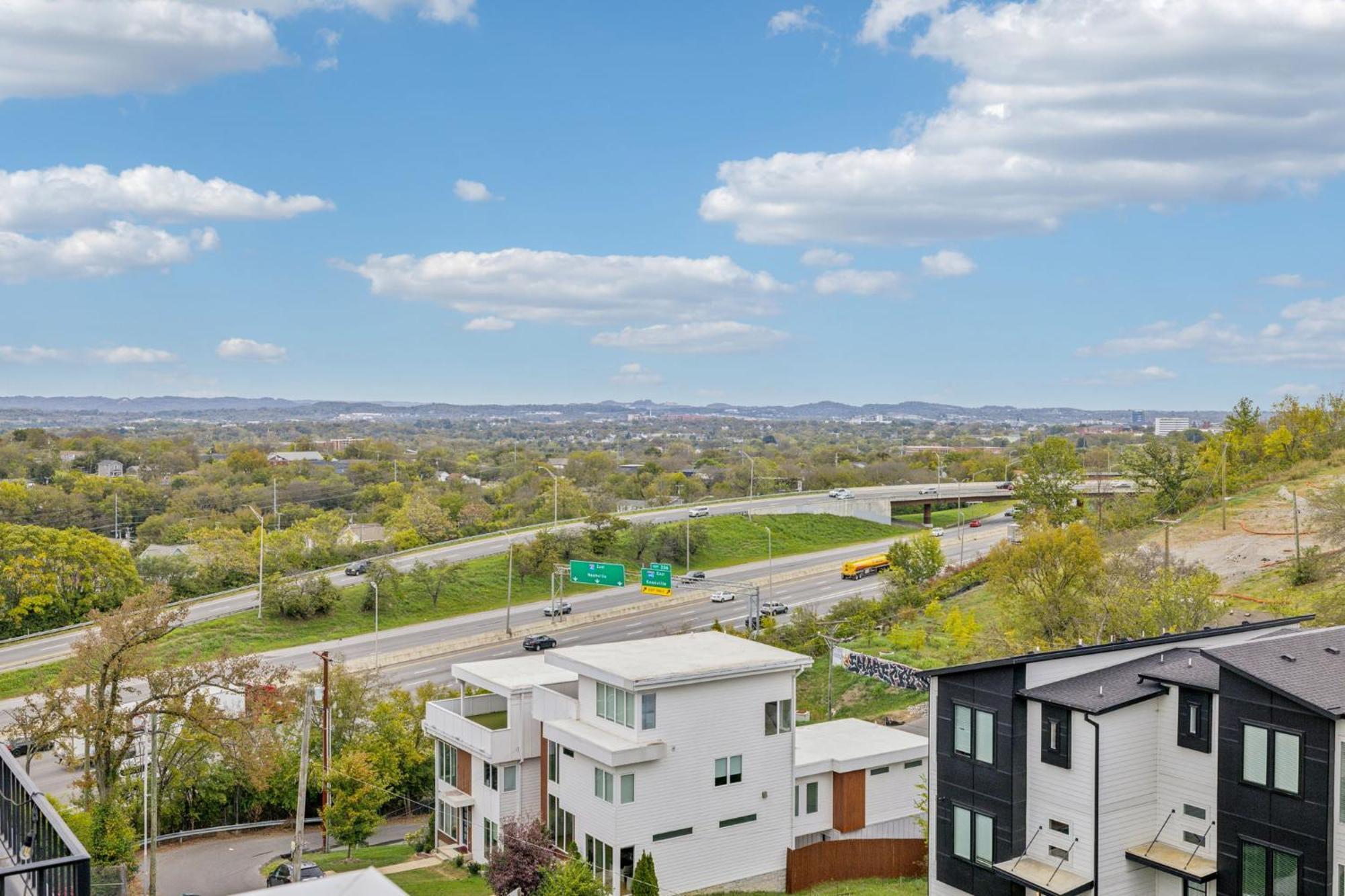 2mi Downtown Hot Tub Balcony 4 King Beds Holiday home Nashville
