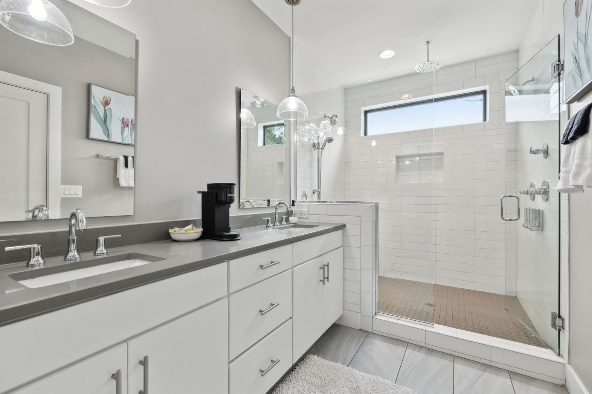 Holiday home 2mi Downtown Hot Tub Balcony 4 King Beds Nashville