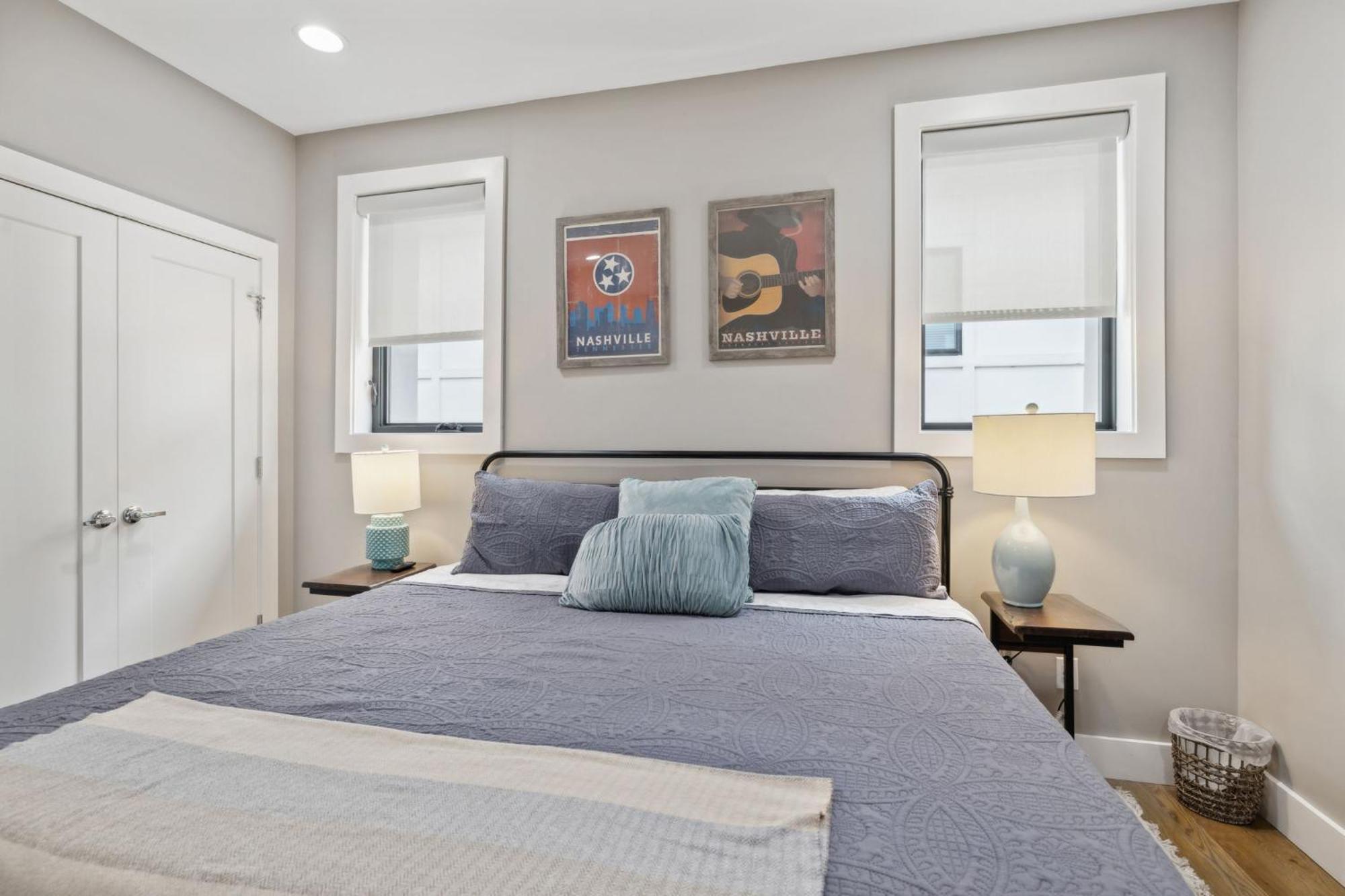 2mi Downtown Hot Tub Balcony 4 King Beds *