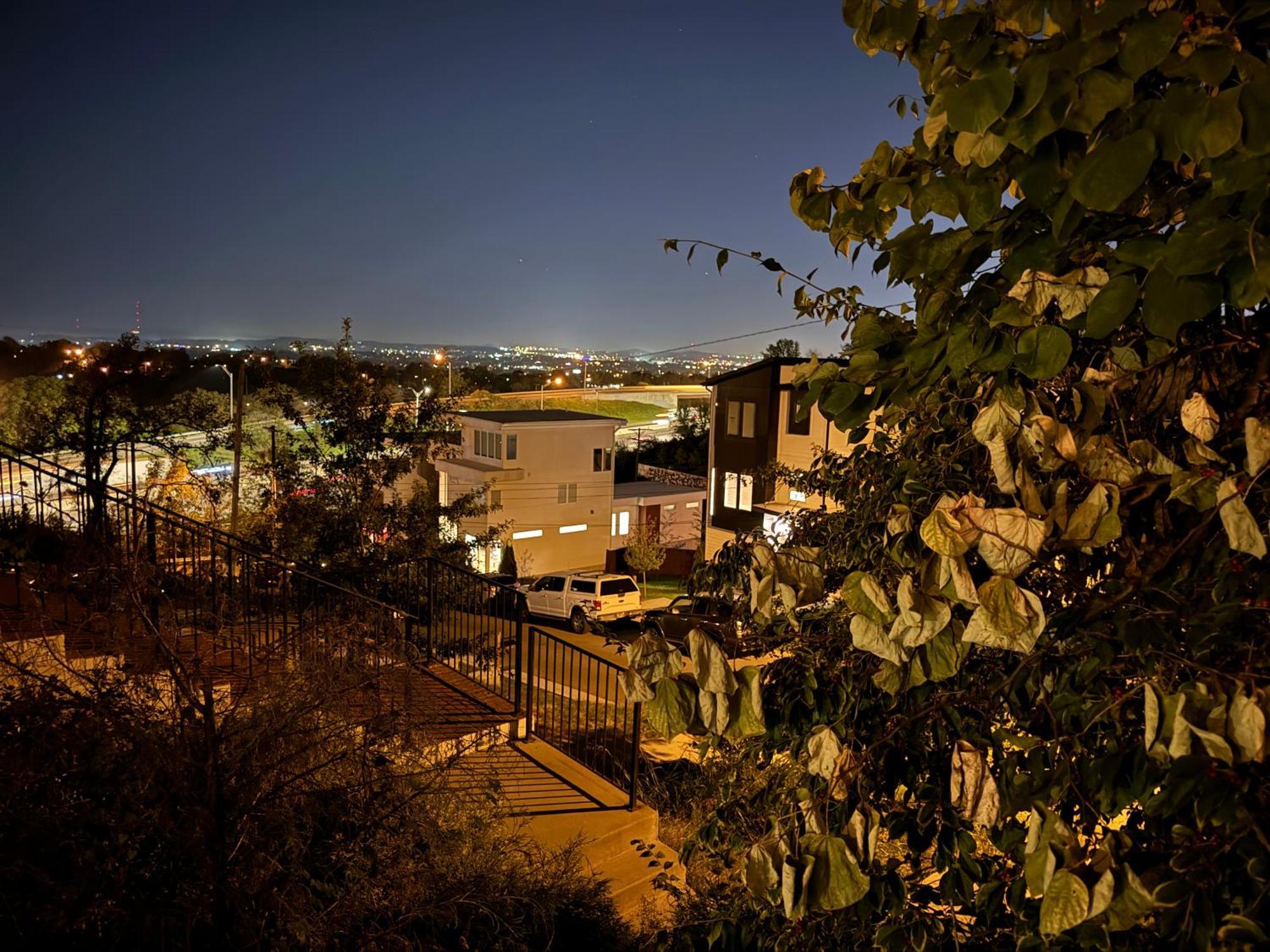 2mi Downtown Hot Tub Balcony 4 King Beds * Nashville