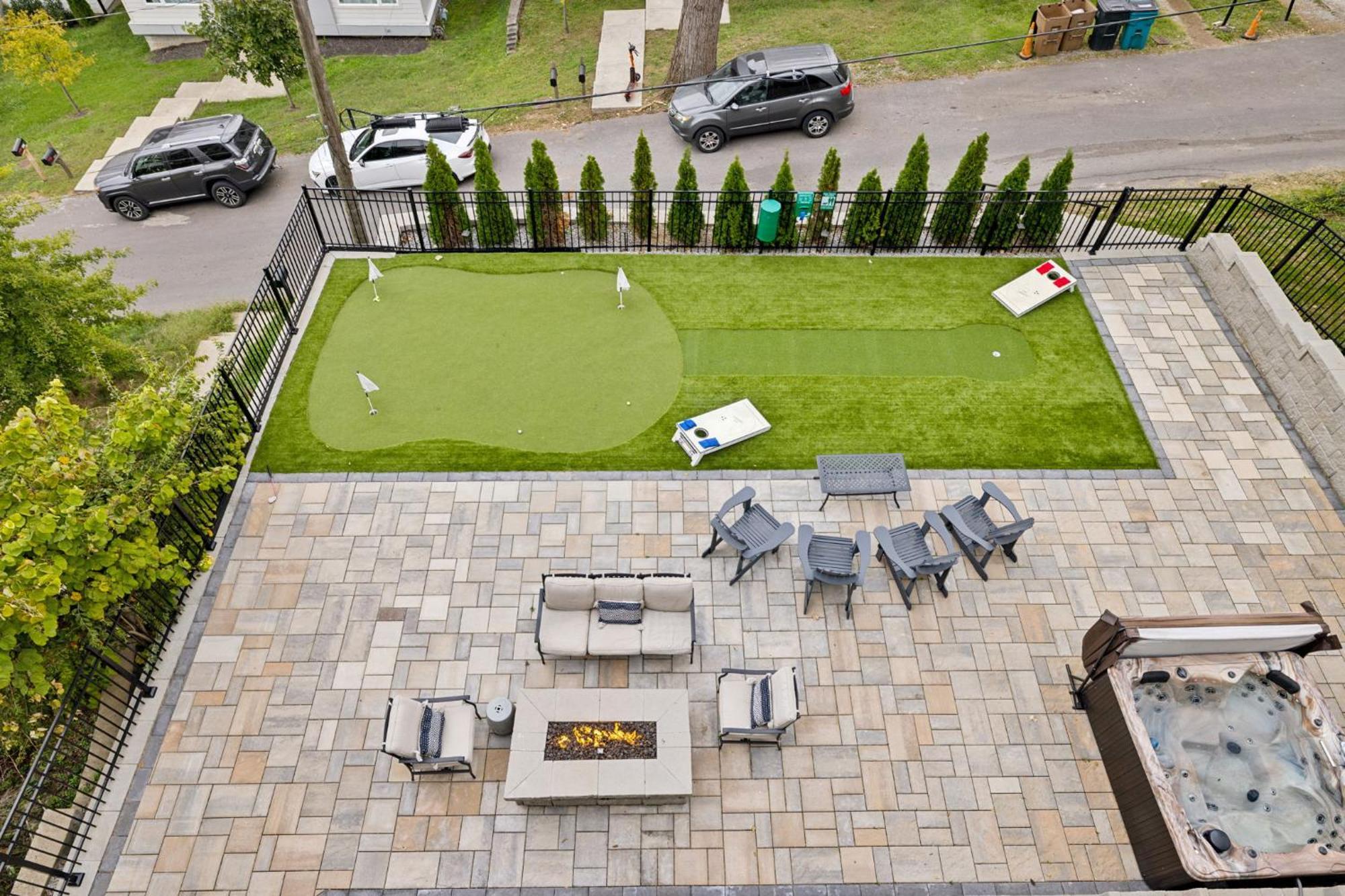 Holiday home 2mi Downtown Hot Tub Balcony 4 King Beds