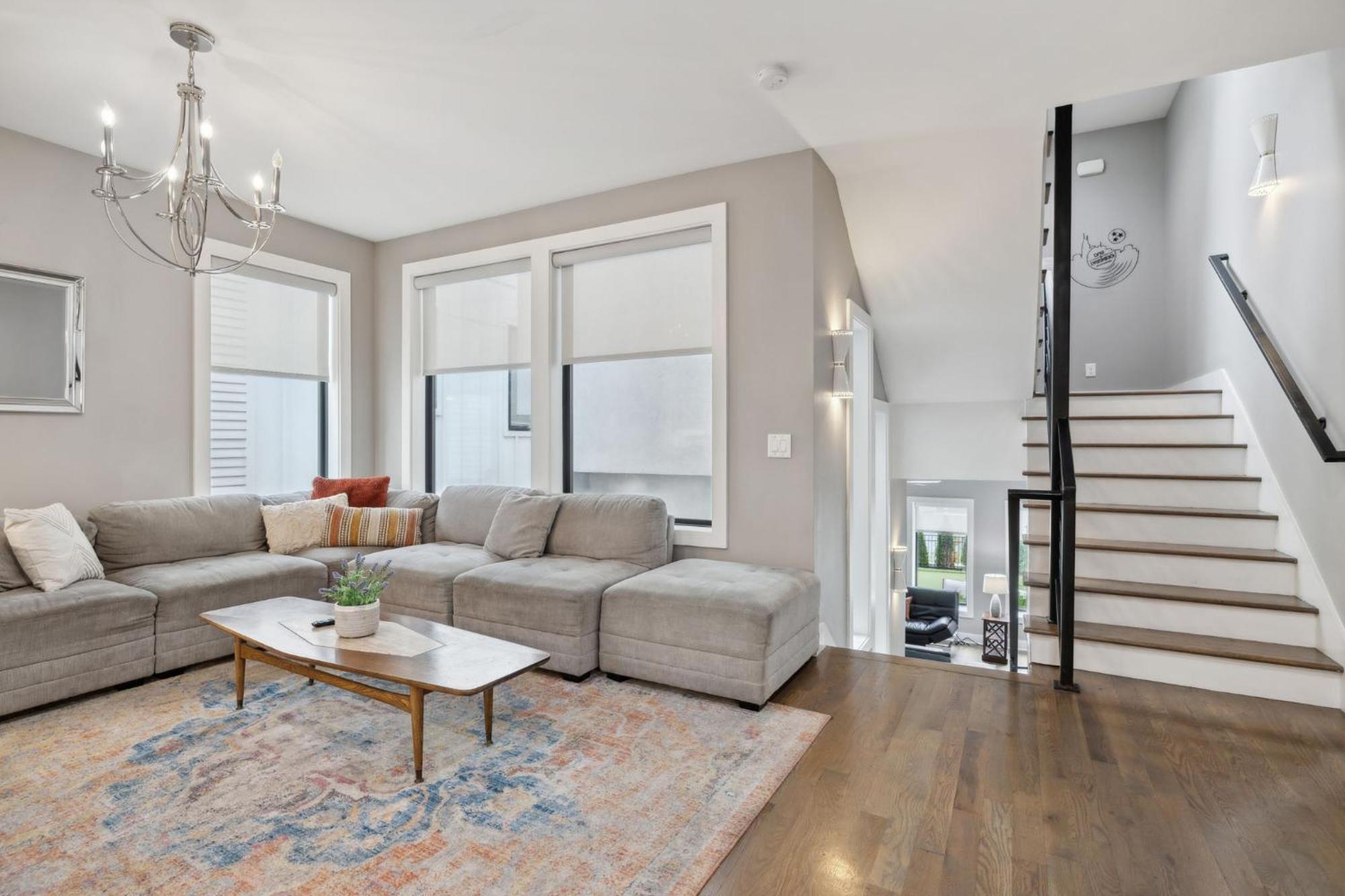 2mi Downtown Hot Tub Balcony 4 King Beds Holiday home *