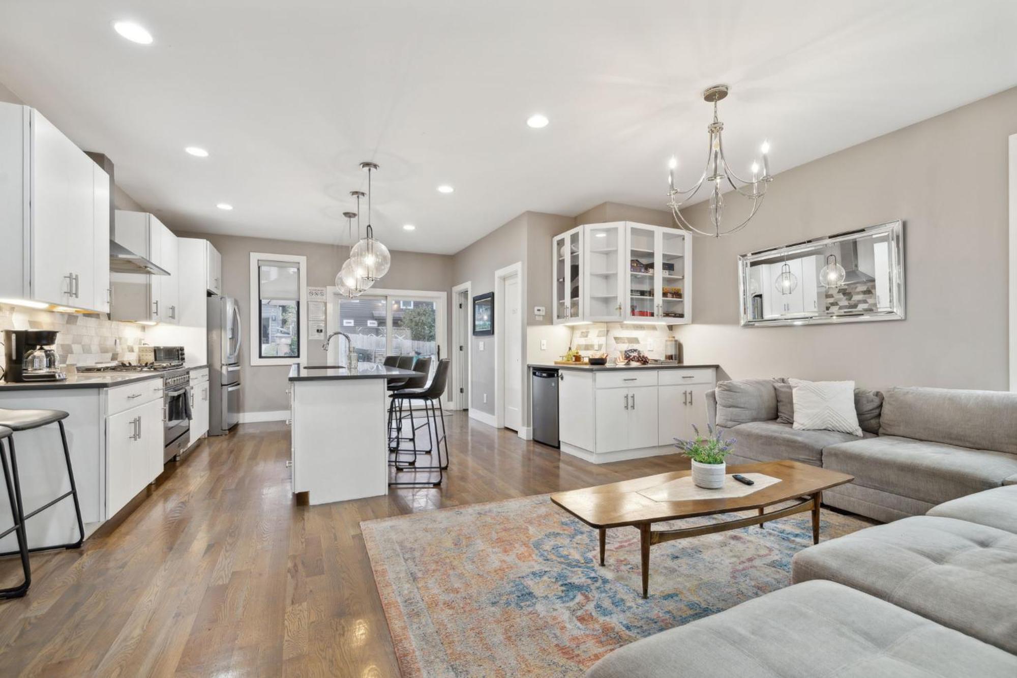 Holiday home 2mi Downtown Hot Tub Balcony 4 King Beds Nashville