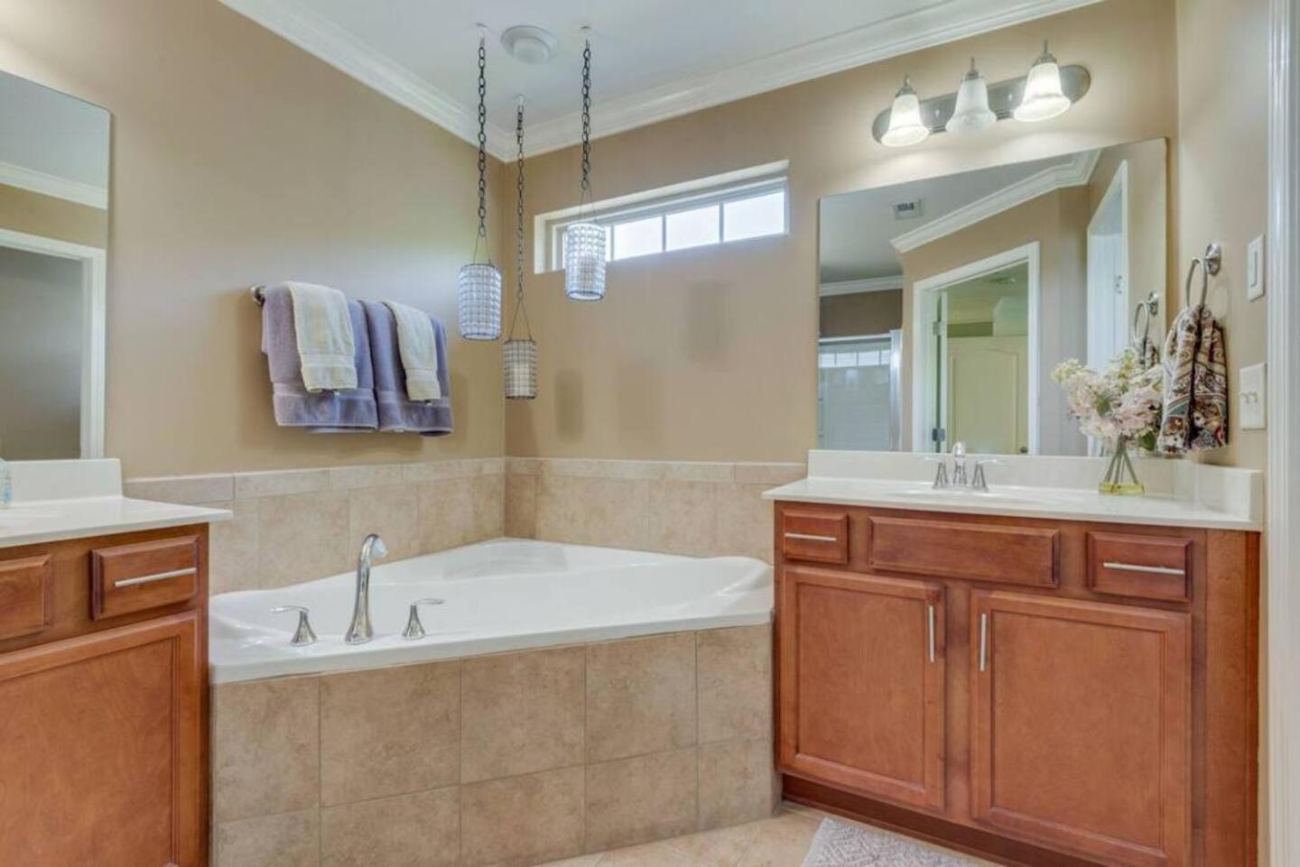 Cheerful In Hip Westmeade! *