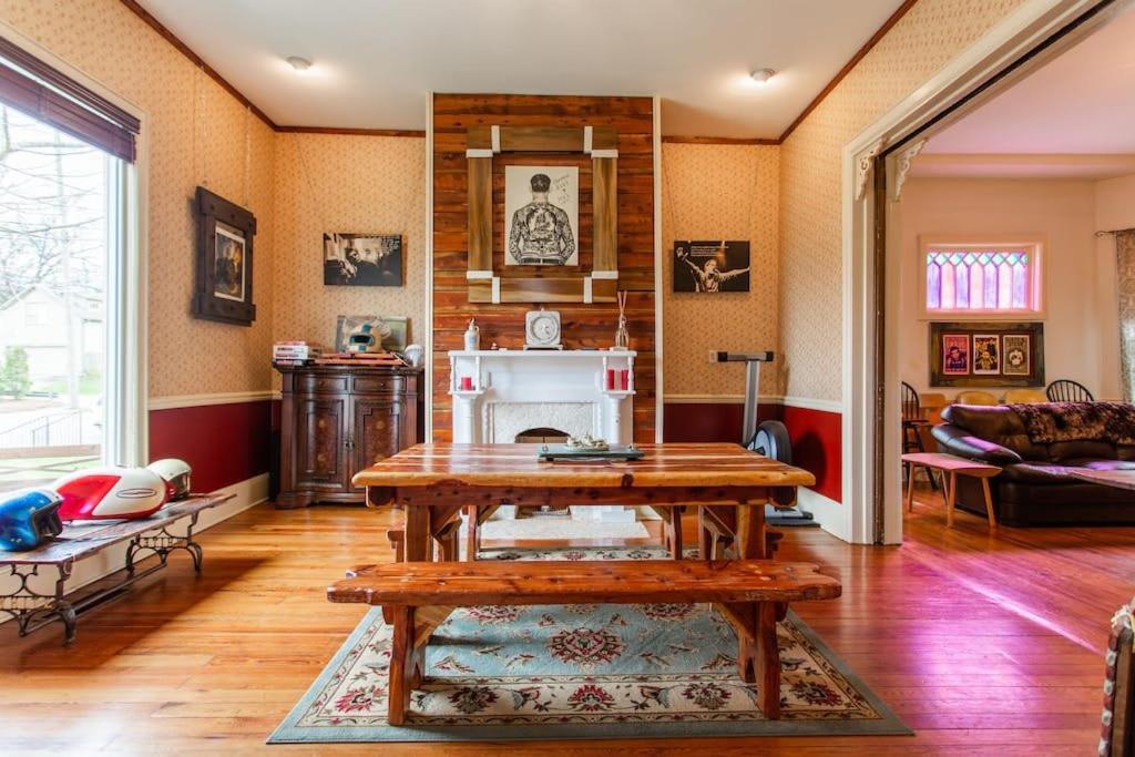 Eclectic Pet Friendly In East Holiday home