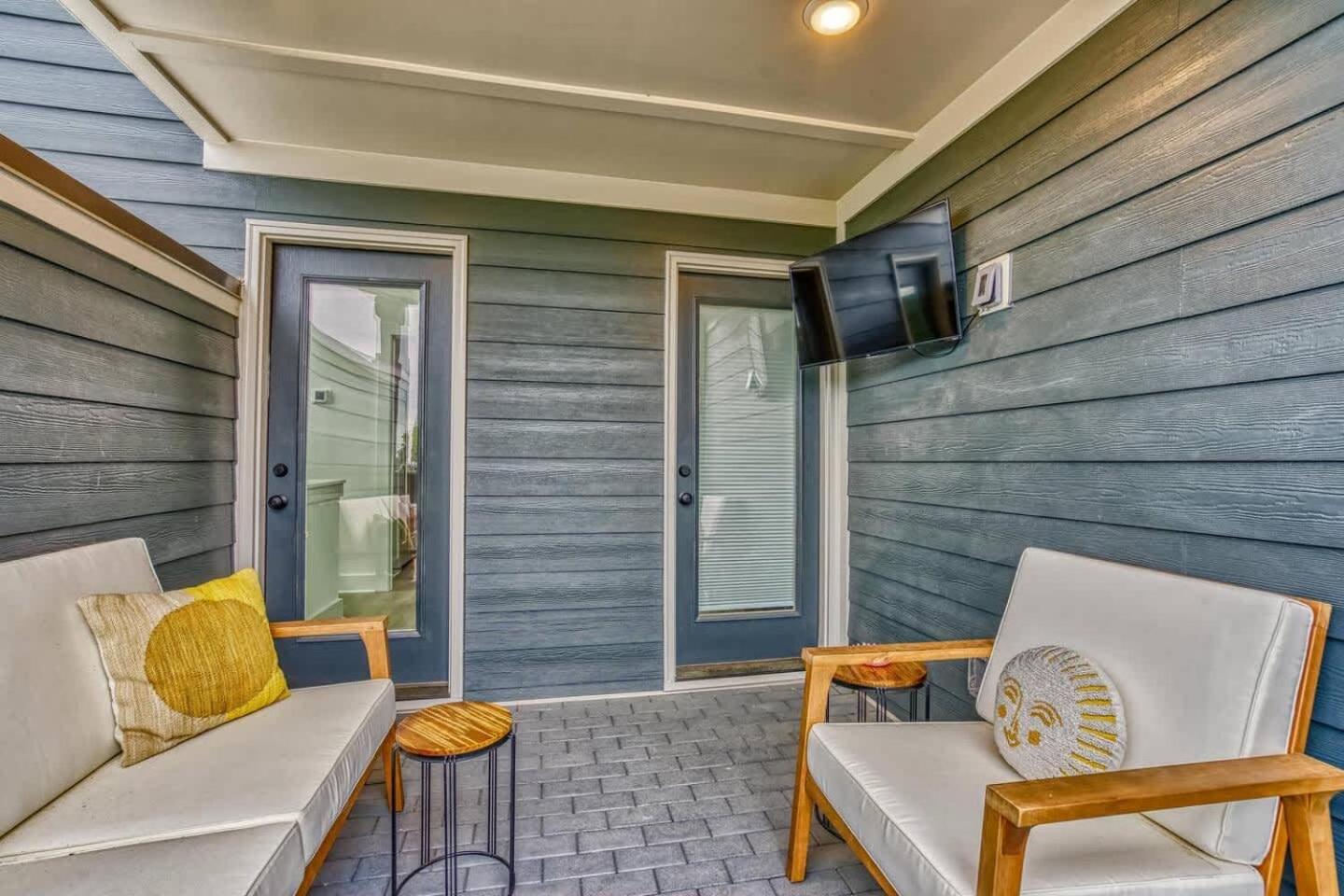 Beautiful Balcony Sleeps 12 4 Miles From Broadway