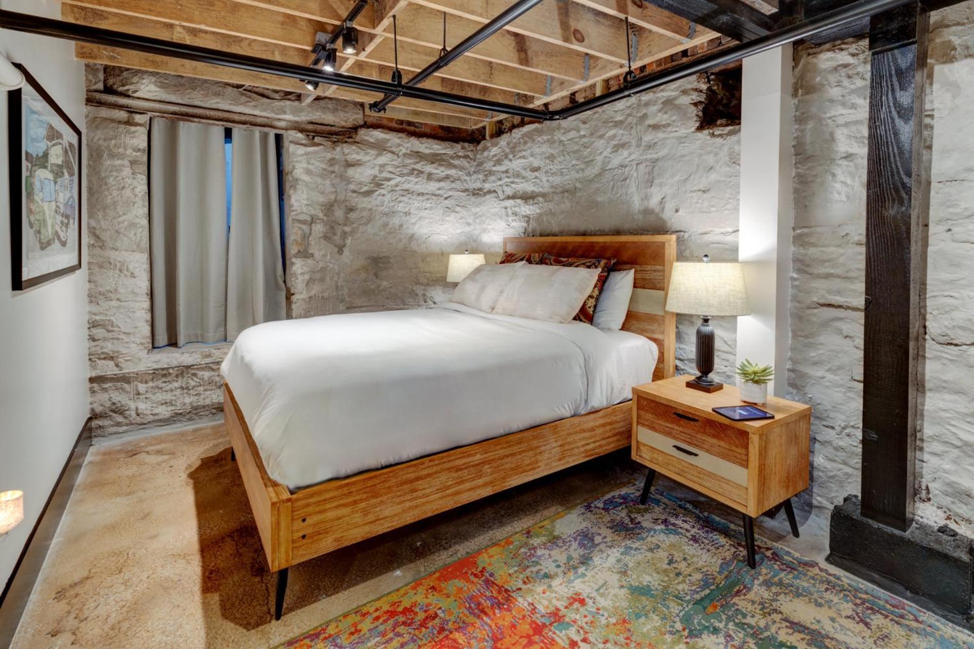 The 1865 Honky Tonk Chic And Luxurious Holiday home *