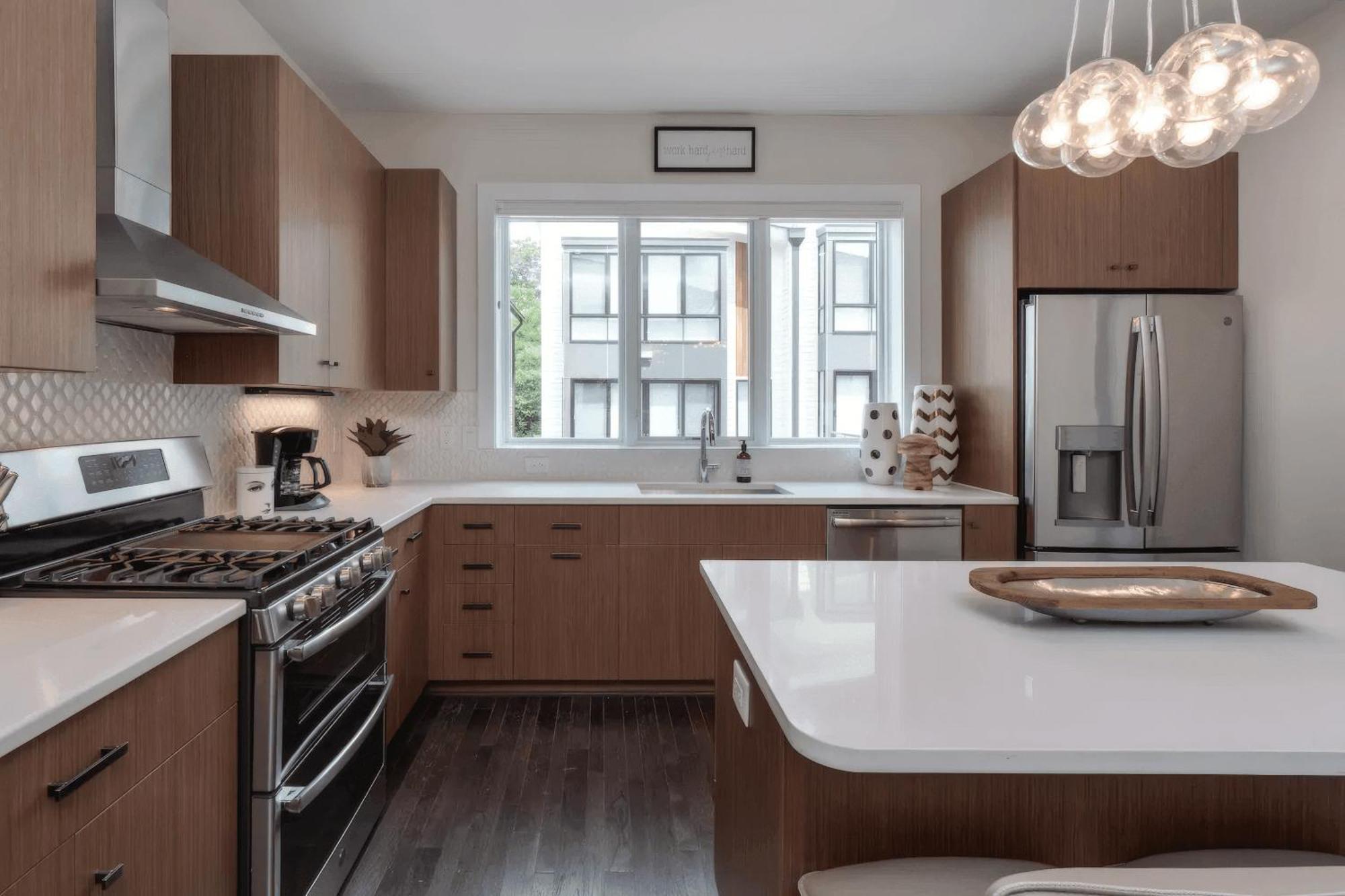 Sleek Modern W Balcony Parking Near Broadway 9th Ave