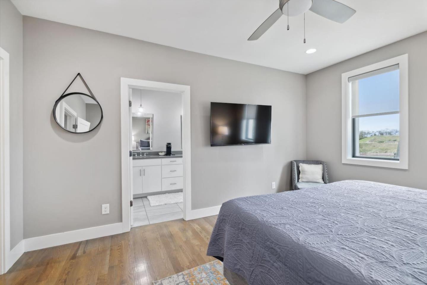 2mi Downtown Hot Tub Balcony 4 King Beds * Nashville