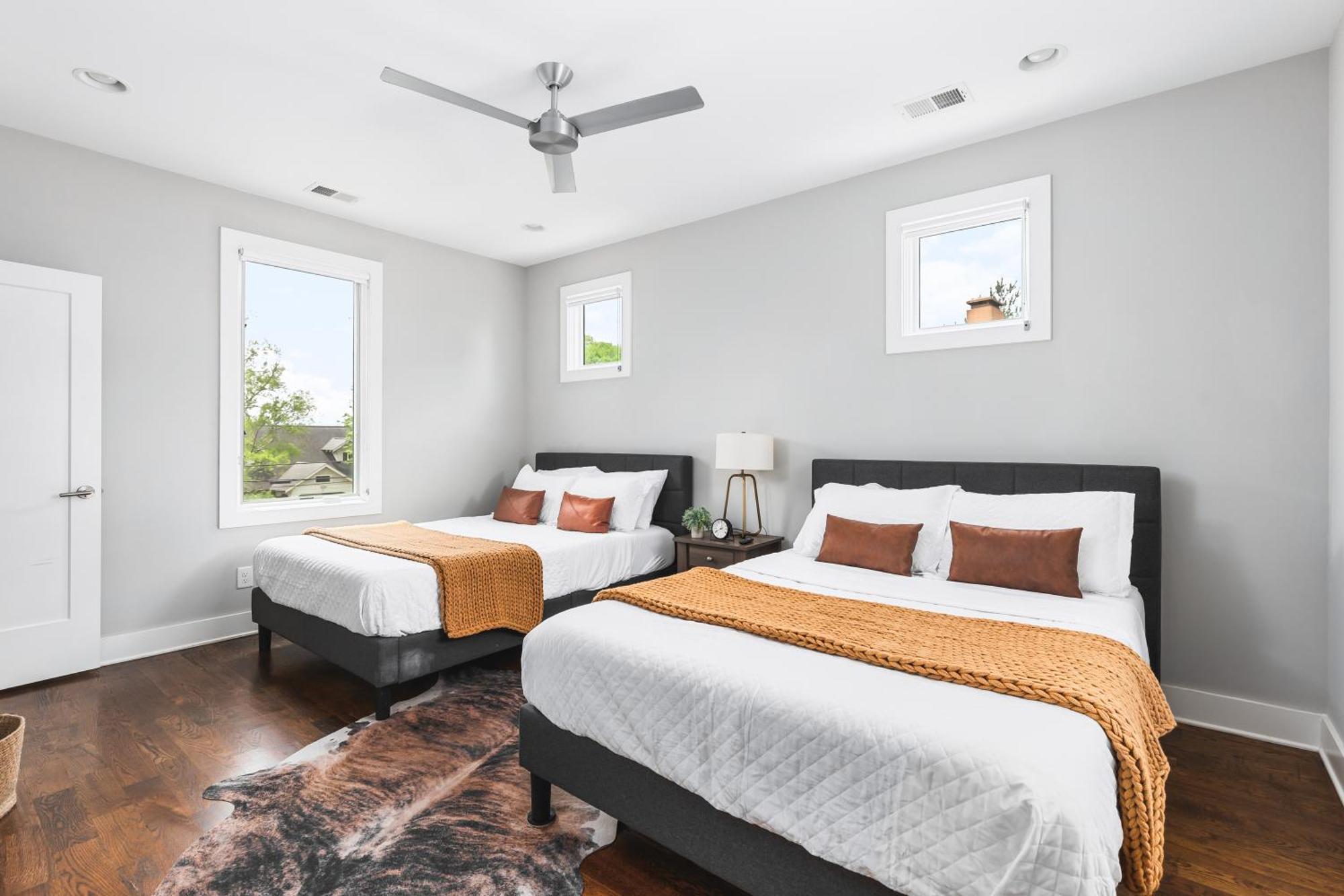 Holiday home Modern Luxury With Rooftop Deck, 3 Mi To Downtown