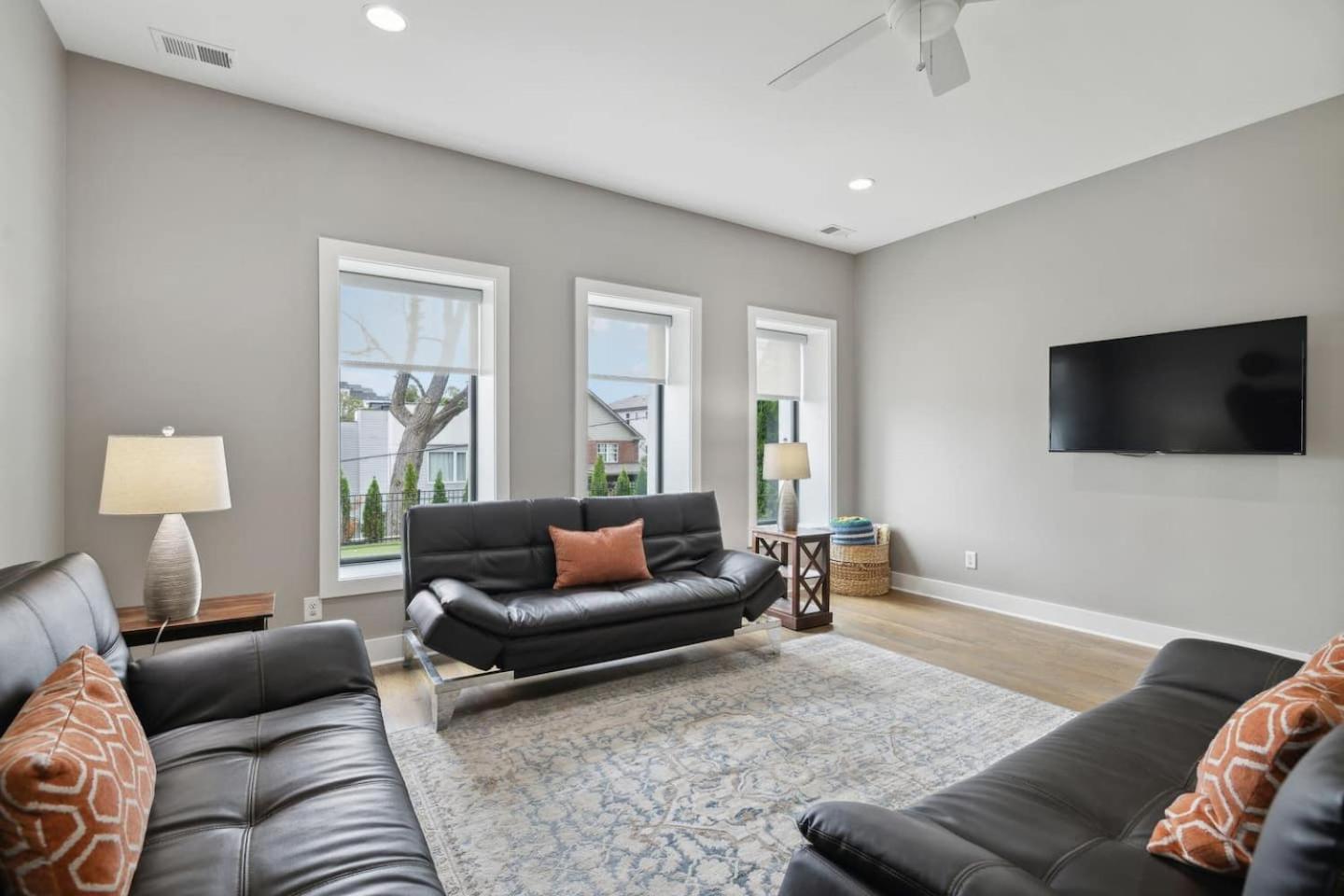 Holiday home 2mi Downtown Hot Tub Balcony 4 King Beds Nashville