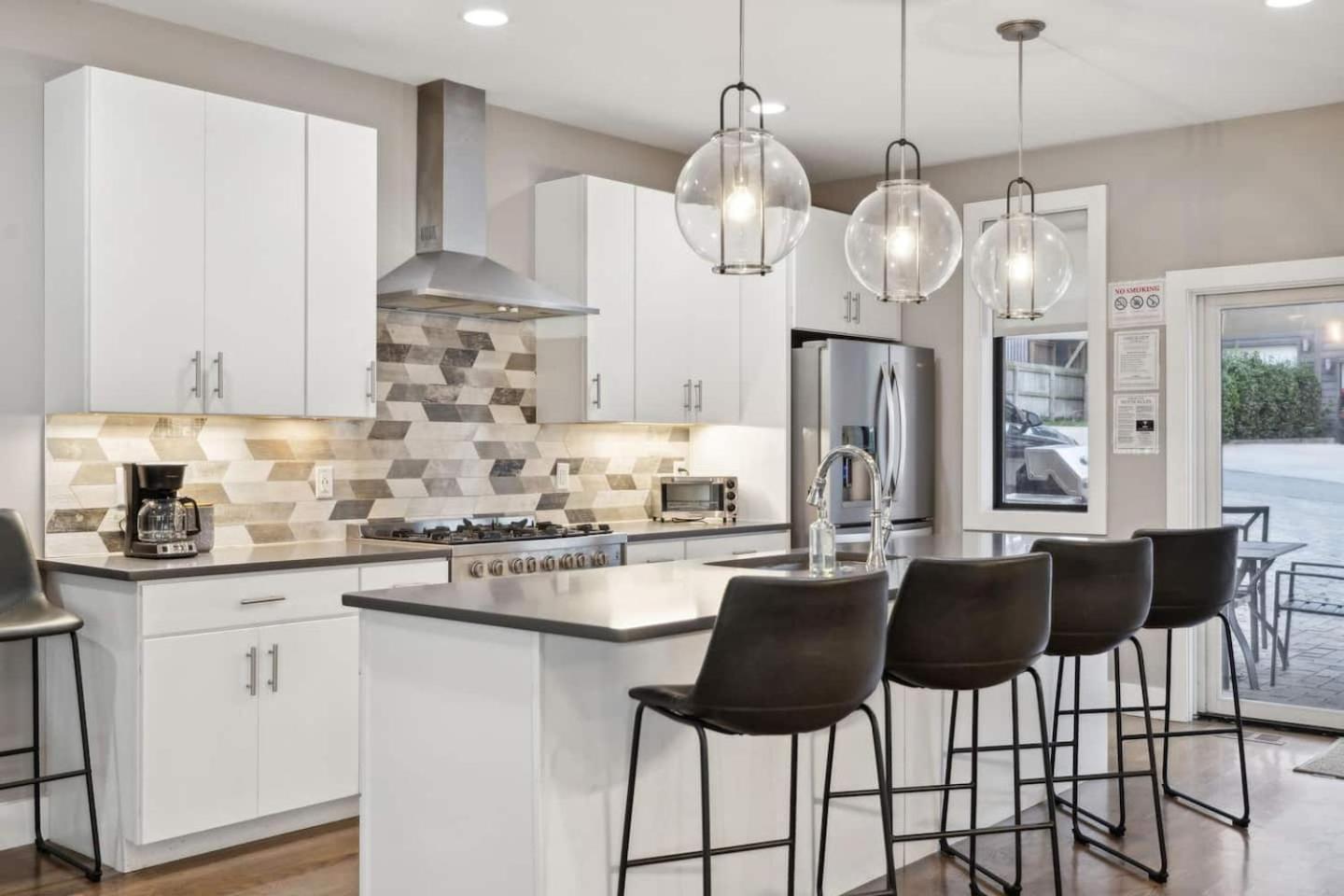 2mi Downtown Hot Tub Balcony 4 King Beds Holiday home Nashville