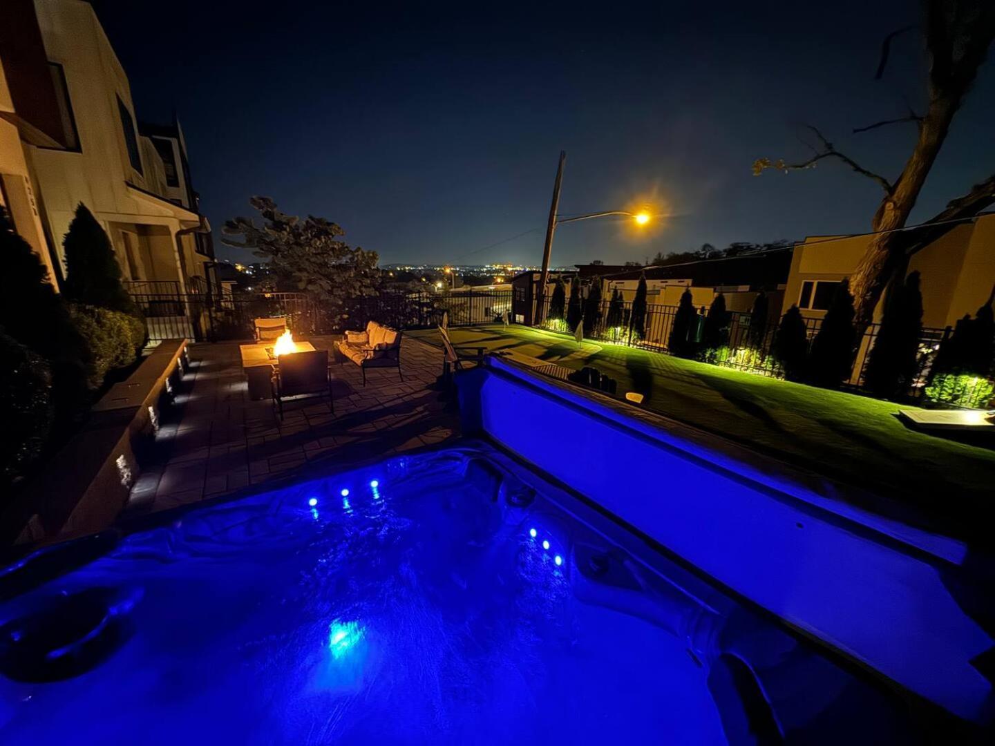 2mi Downtown Hot Tub Balcony 4 King Beds