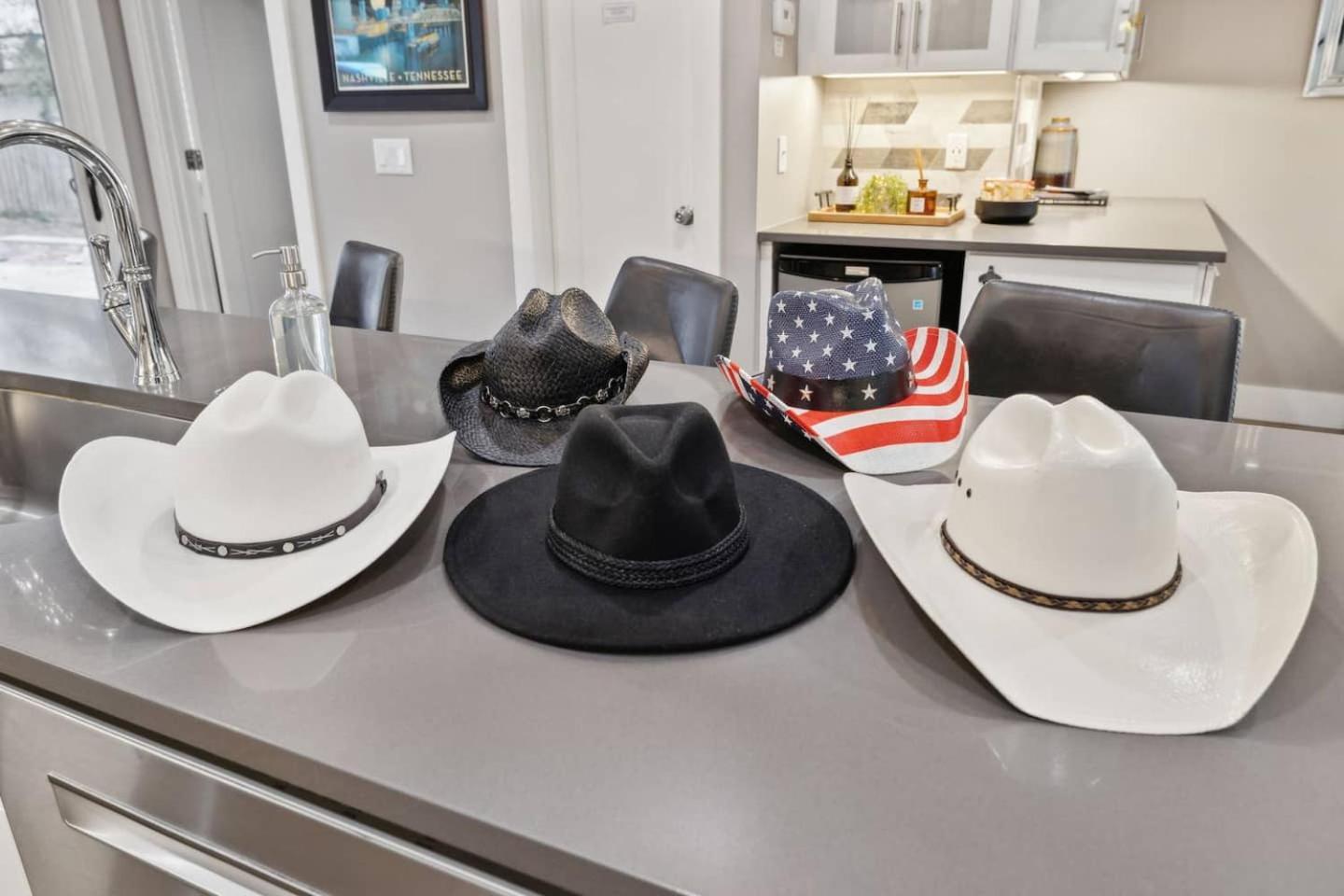 2mi Downtown Hot Tub Balcony 4 King Beds Holiday home *