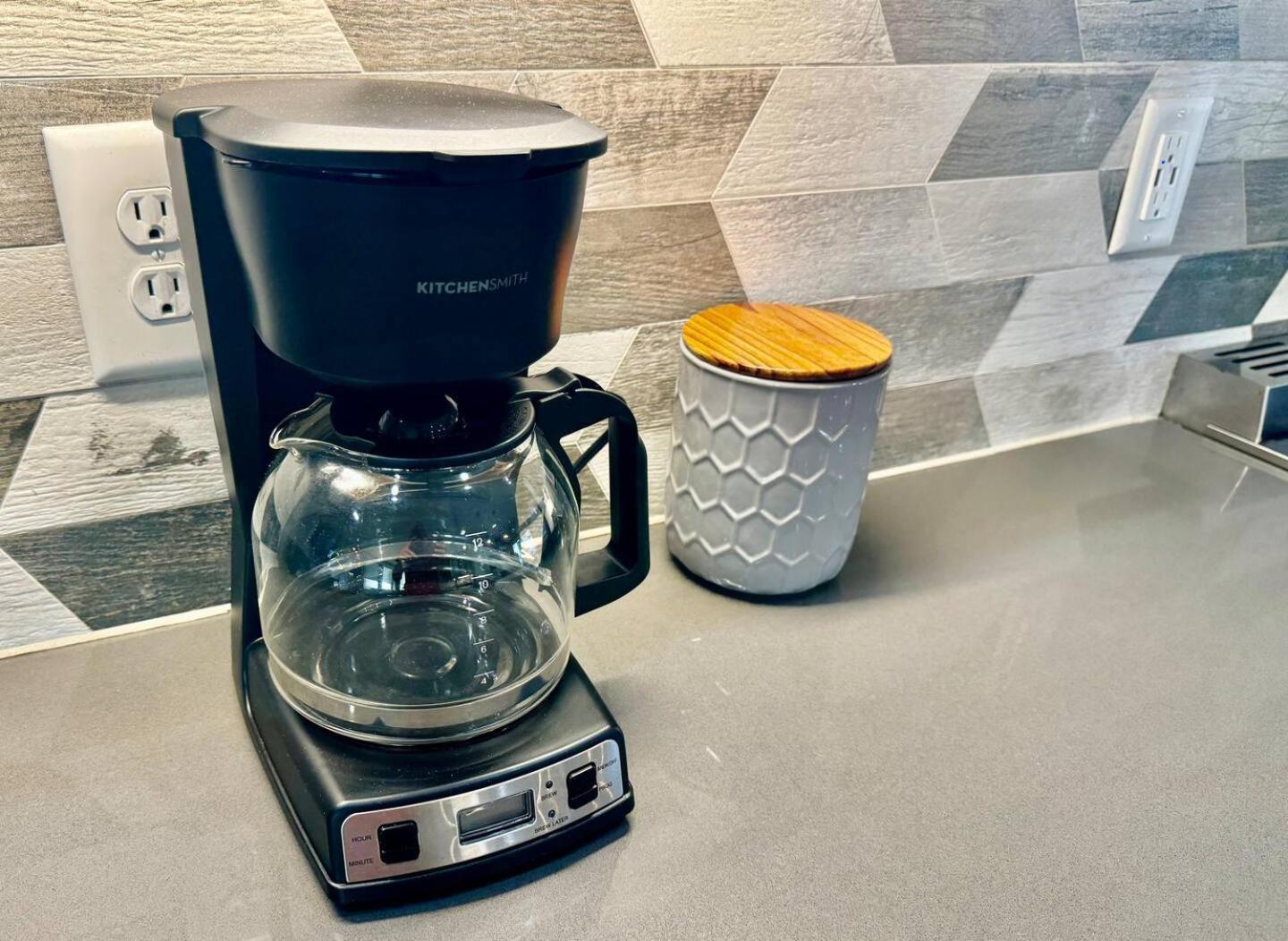 Holiday home 2mi Downtown Hot Tub Balcony 4 King Beds Nashville