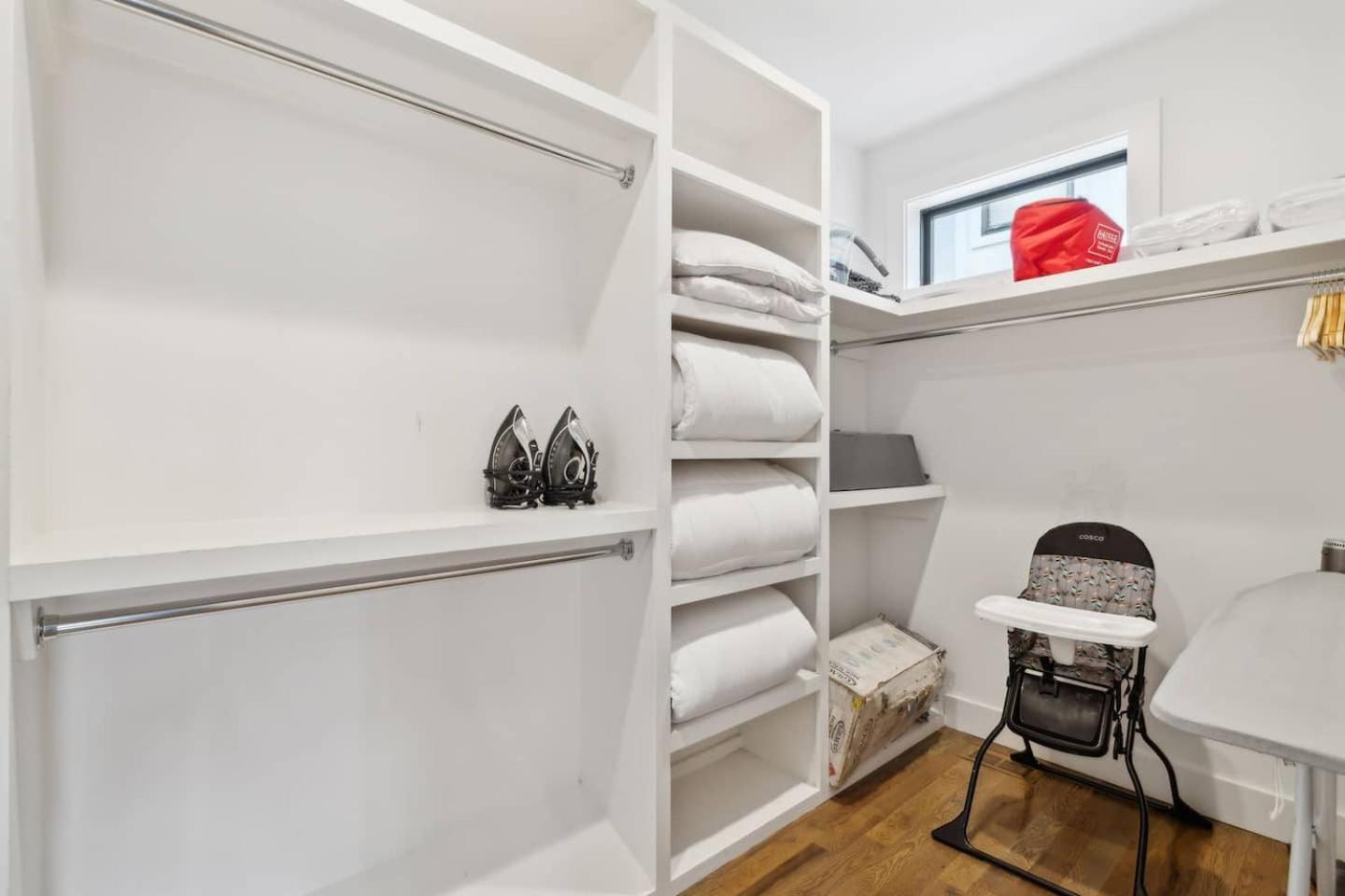 2mi Downtown Hot Tub Balcony 4 King Beds Holiday home Nashville