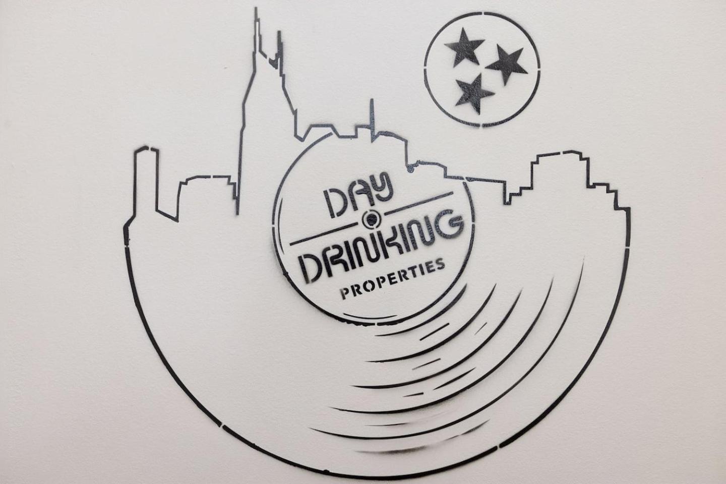 Holiday home 2mi Downtown Hot Tub Balcony 4 King Beds Nashville