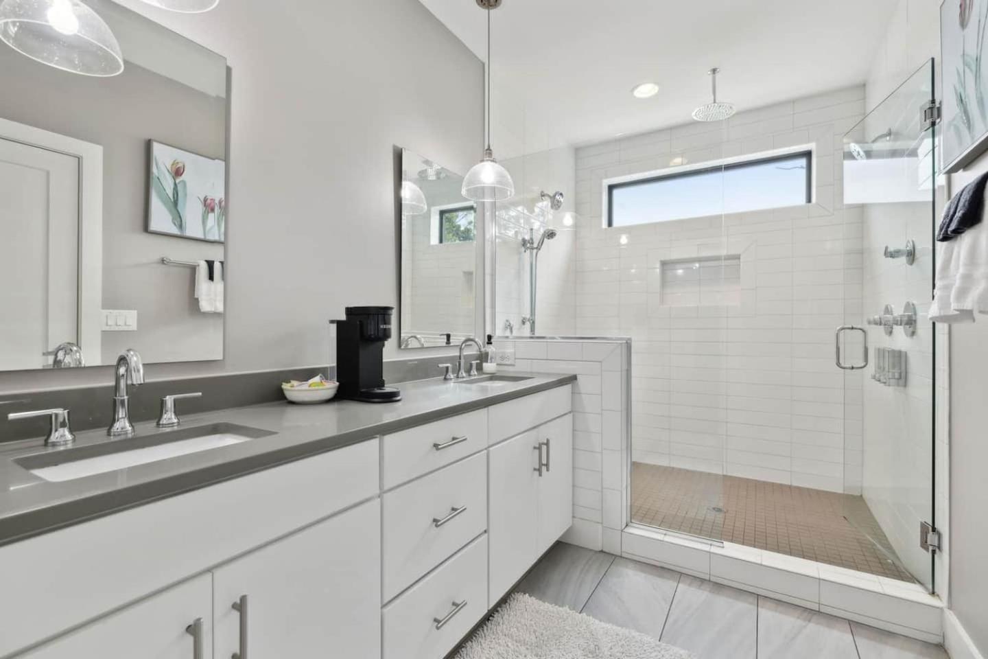 Holiday home 2mi Downtown Hot Tub Balcony 4 King Beds Nashville