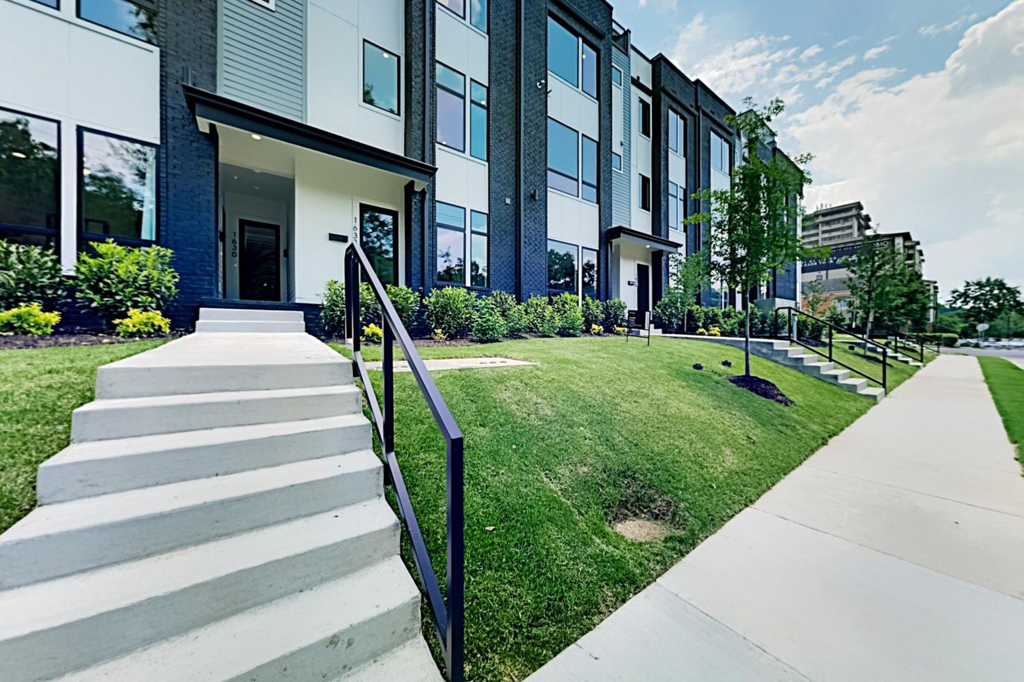 19th & Wedgewood Apartment