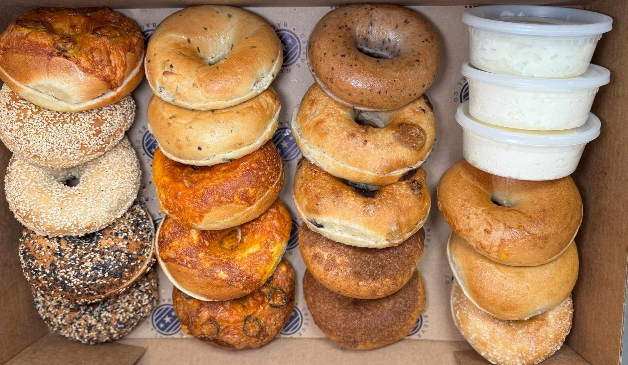 Stylish East Nash Townhouse, Walk To Favorite Eats, Cozy Den, Workspace, Smart Tvs & Fast Wifi, Full Kitchen, Garage & 24 Hr Hospitality, Near Mas Tacos, Rosepepper & Five Points, 10 Min To Broadway Holiday home *