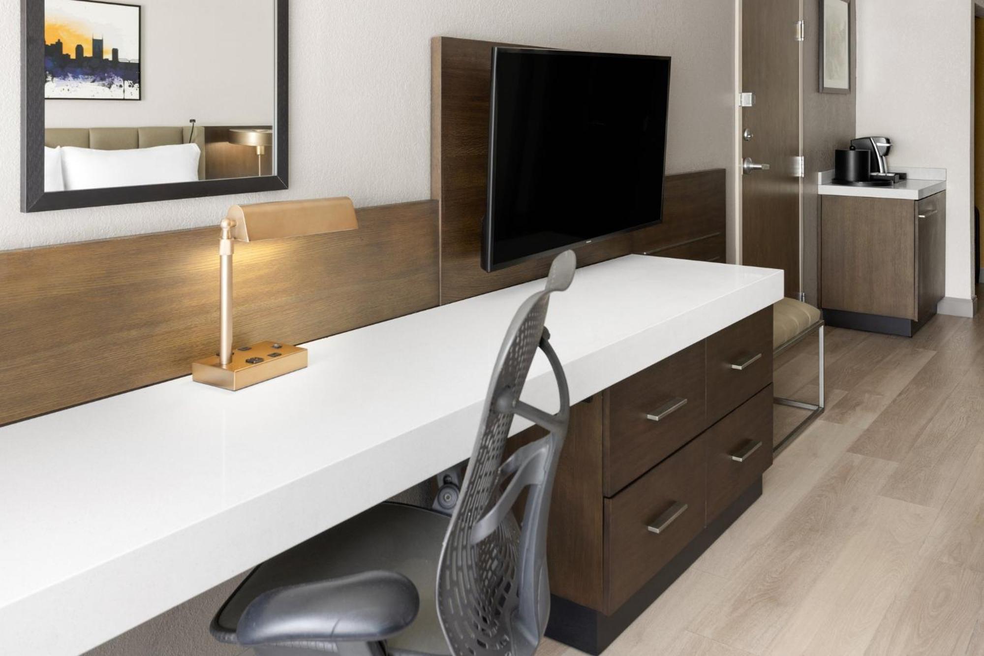 Crowne Plaza Airport By Ihg Hotel