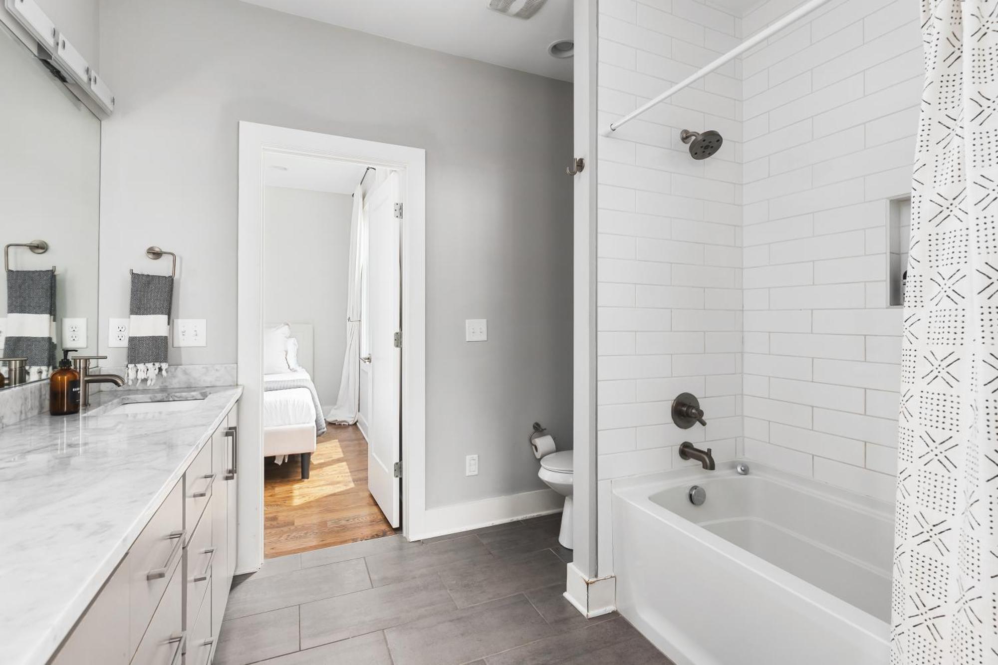 Modern Luxury With Rooftop Deck, 3 Mi To Downtown * Nashville