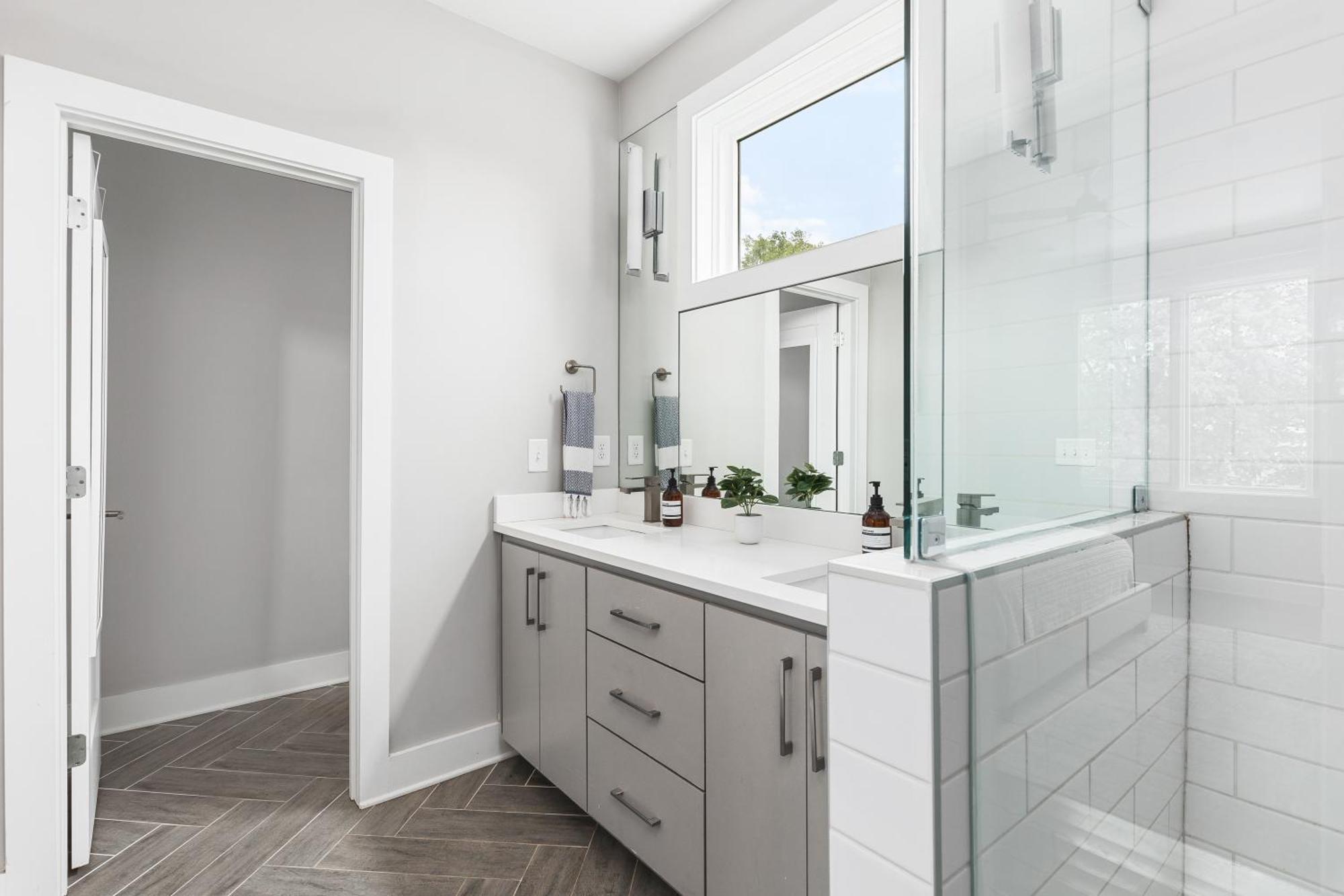 Modern Luxury With Rooftop Deck, 3 Mi To Downtown Holiday home *