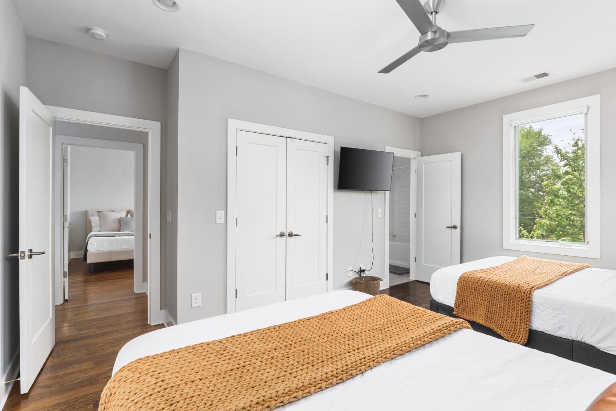 Modern Luxury With Rooftop Deck, 3 Mi To Downtown *