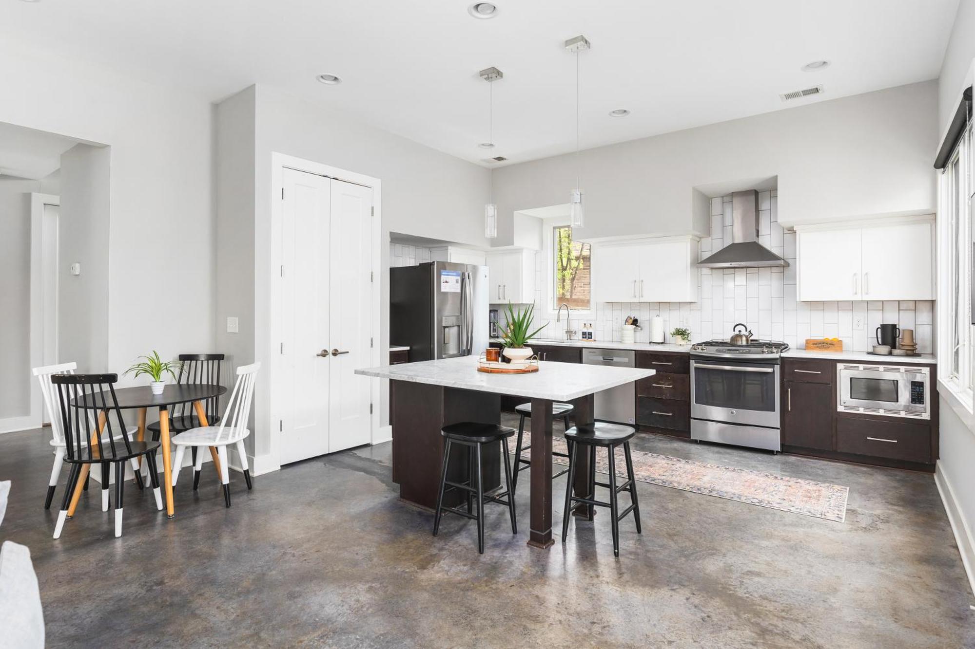 Modern Luxury With Rooftop Deck, 3 Mi To Downtown Holiday home Nashville