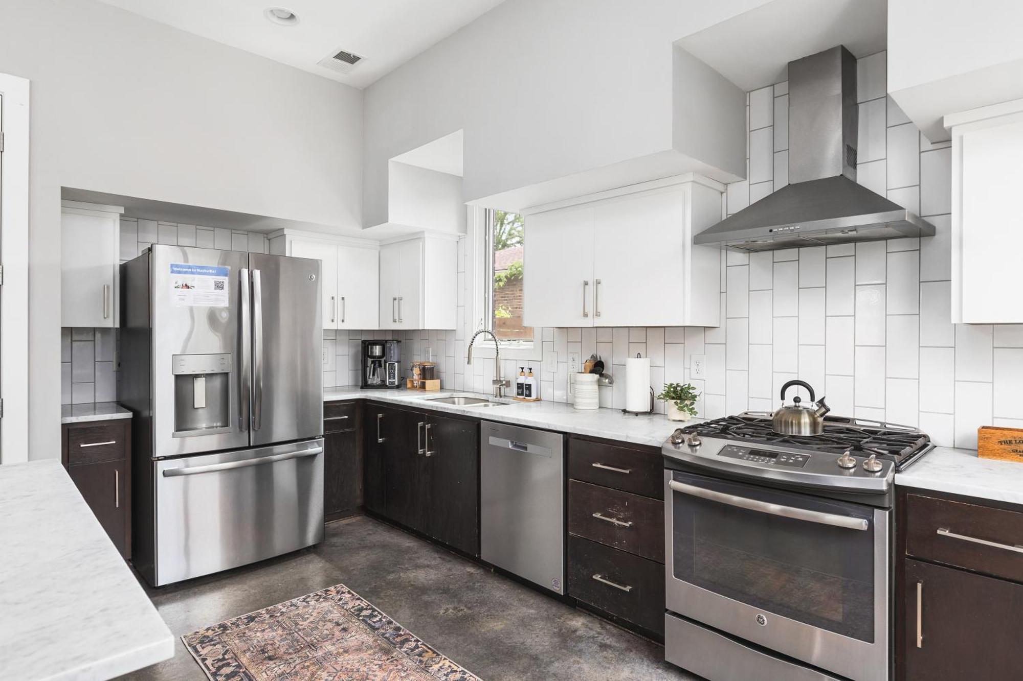 Modern Luxury With Rooftop Deck, 3 Mi To Downtown *