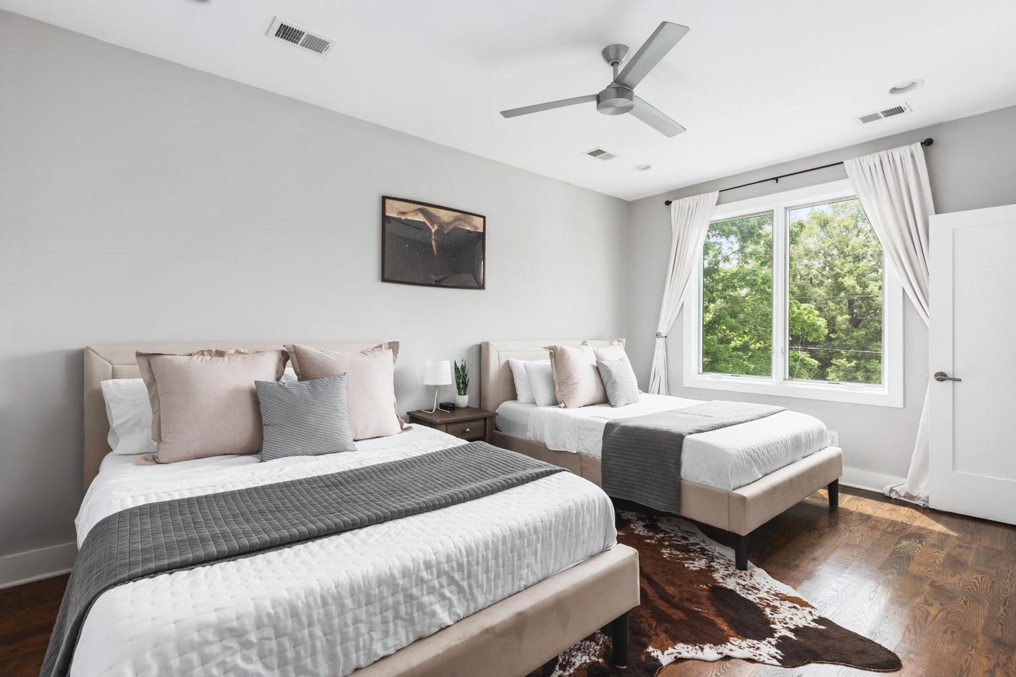 Modern Luxury With Rooftop Deck, 3 Mi To Downtown *