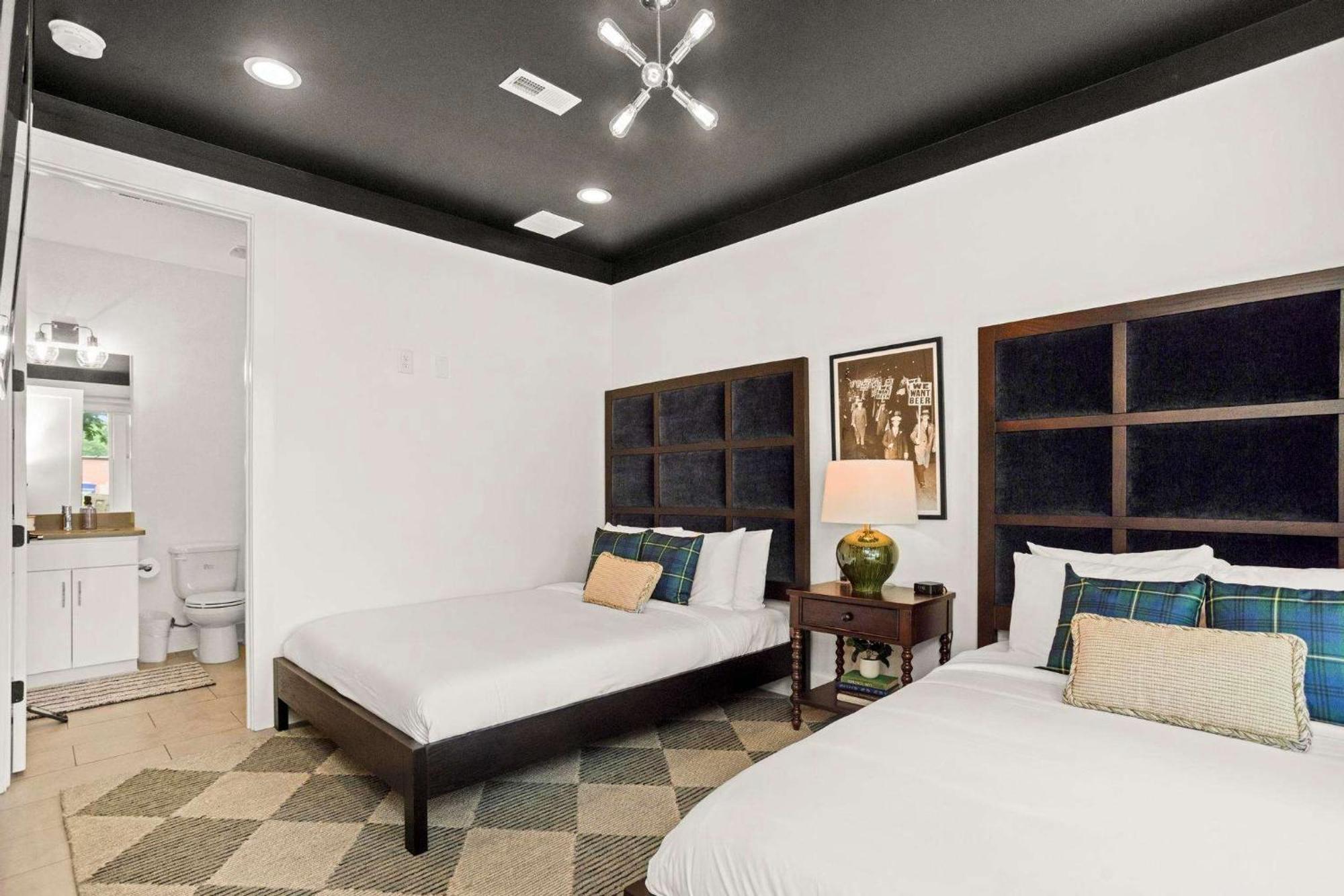 Class At 8th & Argyle Elite Vacation Spot *