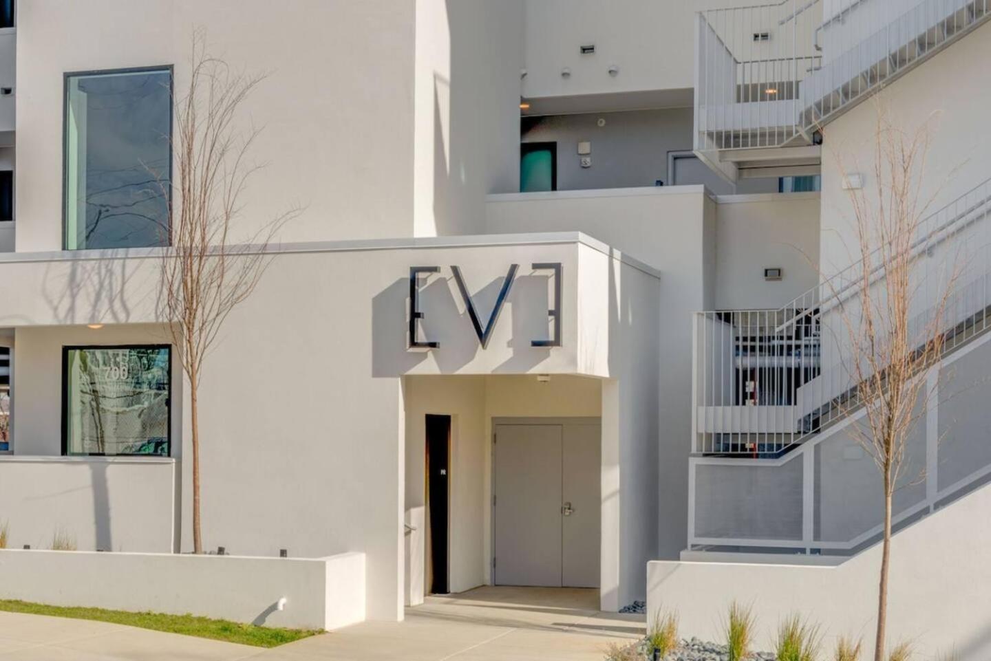 Luxury 2-bd, 2-bth Downtown Riverfront, Park Free Holiday home Nashville