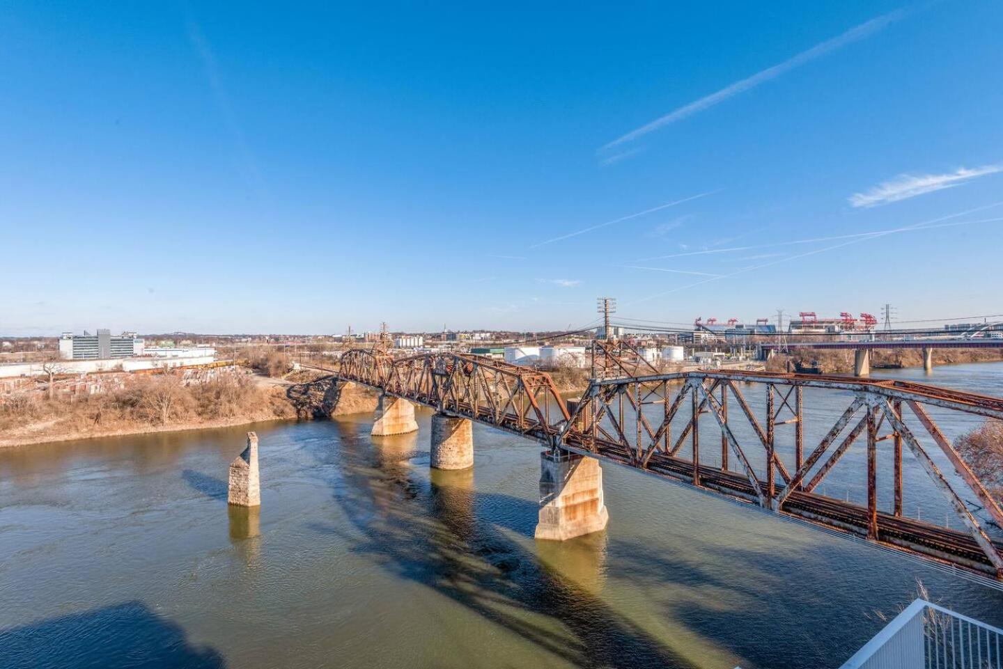 Luxury 2-bd, 2-bth Downtown Riverfront, Park Free Holiday home