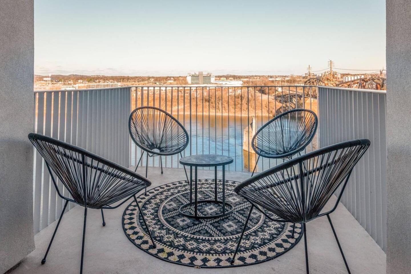 Holiday home Luxury 2-bd, 2-bth Downtown Riverfront, Park Free