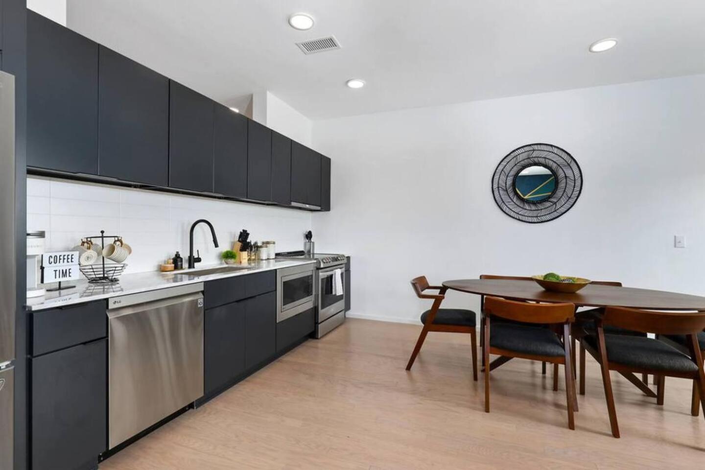 Downtown Modern 1 Mi To Broadway, Park Free Holiday home Nashville