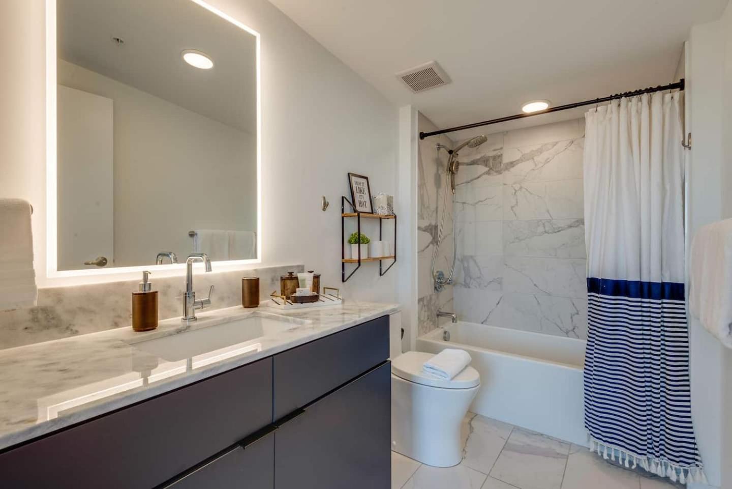 Luxury 2-bd, 2-bth Downtown Riverfront, Park Free