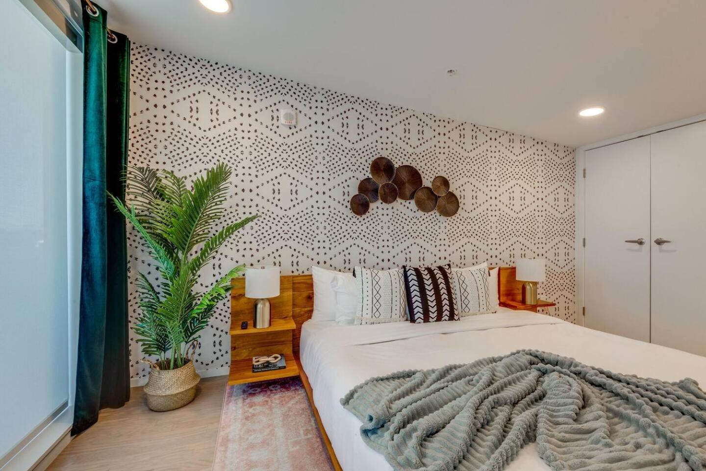 Luxury 2-bd, 2-bth Downtown Riverfront, Park Free