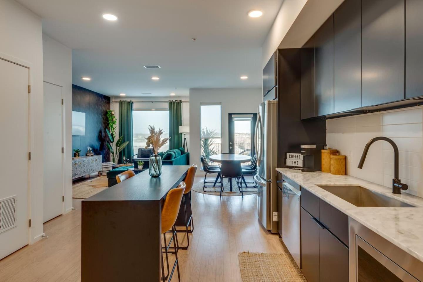 Holiday home Luxury 2-bd, 2-bth Downtown Riverfront, Park Free Nashville