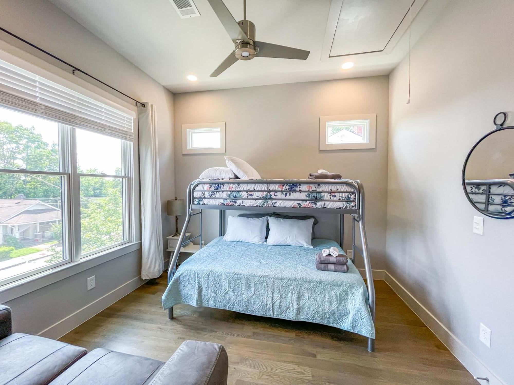 Modern Duplex - 1 Mile From Robust Nightlife Holiday home *