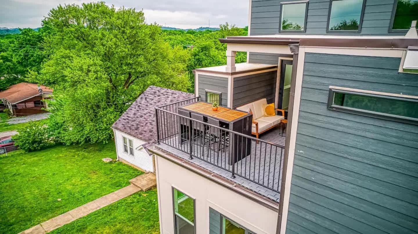 Beautiful Balcony Sleeps 12 4 Miles From Broadway